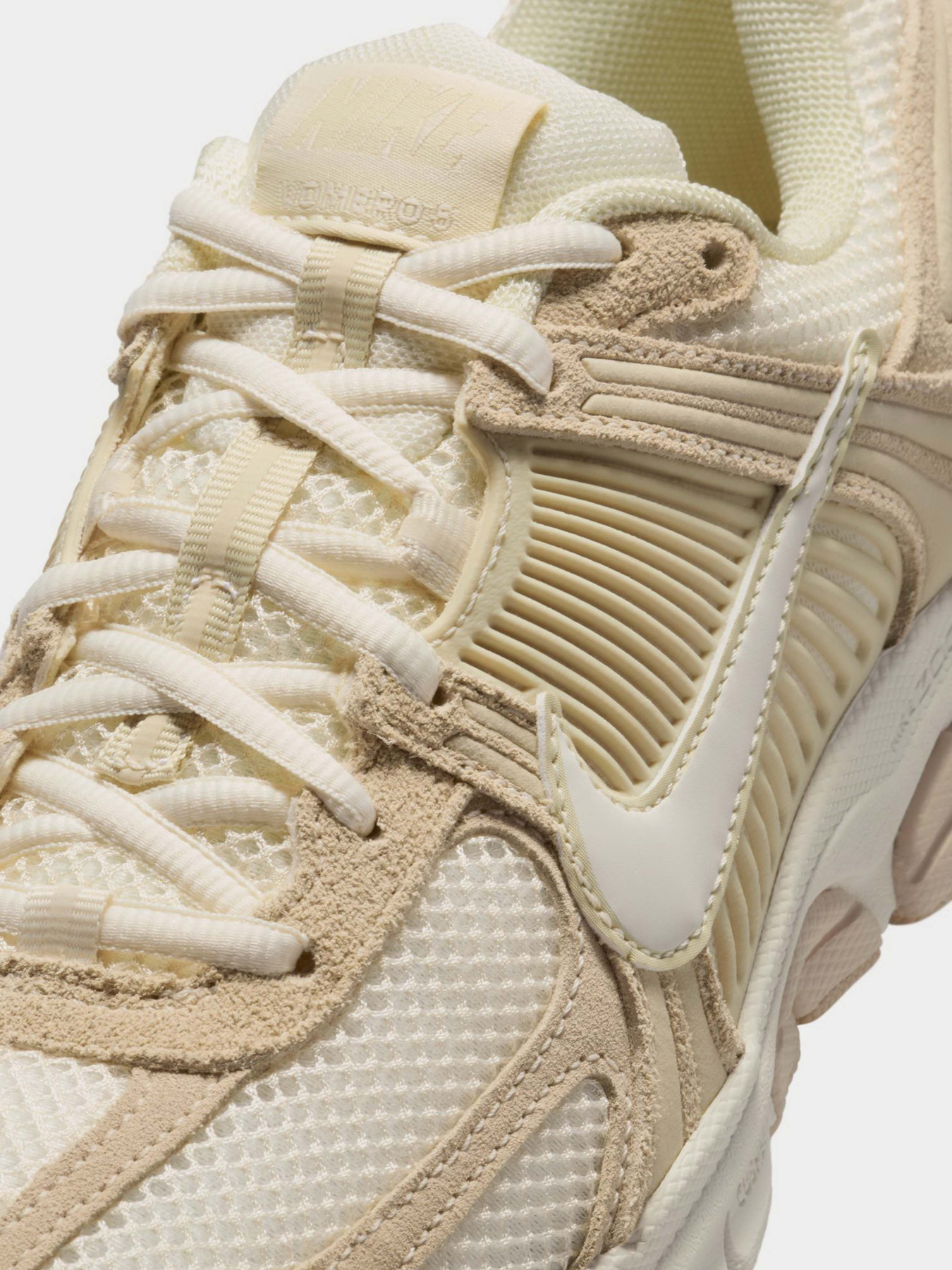 Кросівки повсякденні NIKE ZOOM VOMERO 5 модель HQ0458-200 Фото