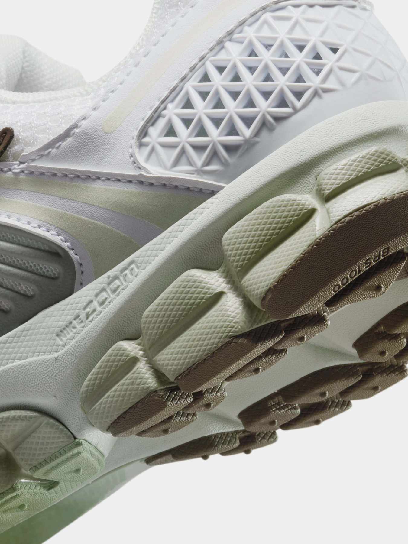 Кроссовки повседневные NIKE ZOOM VOMERO 5 модель FJ2028-103 Фото