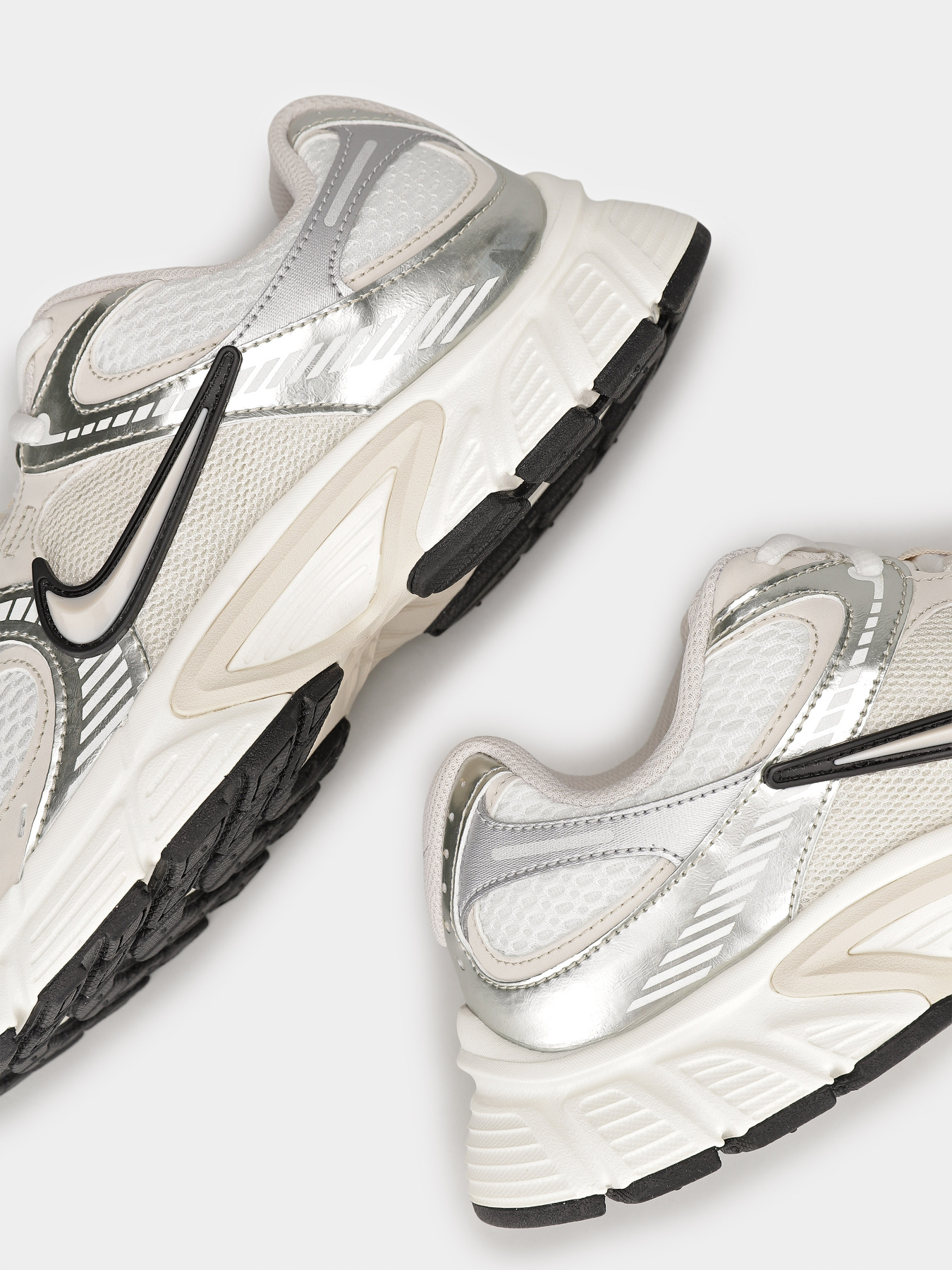 Кросівки NIKE V5 RNR Модель HQ7901-104 Фото