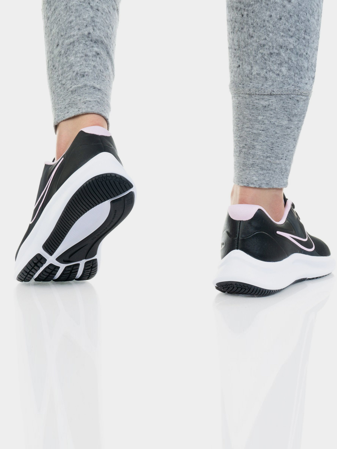 Кросівки для бігу NIKE Star Runner 3 Модель DA2776-002 Фото