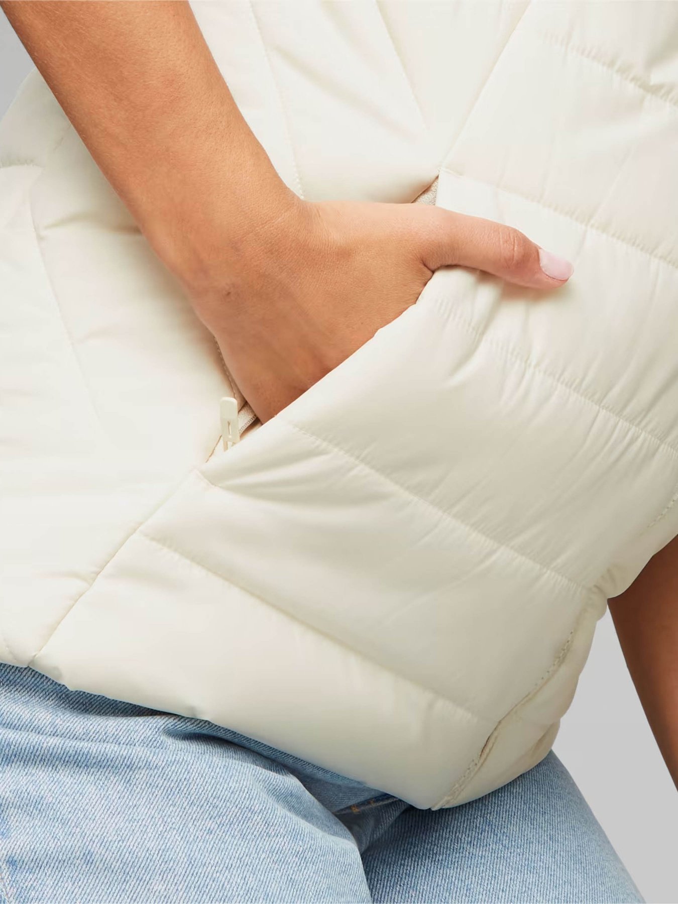 Жилет с утеплителем PUMA ESS Padded модель 84894187 Фото