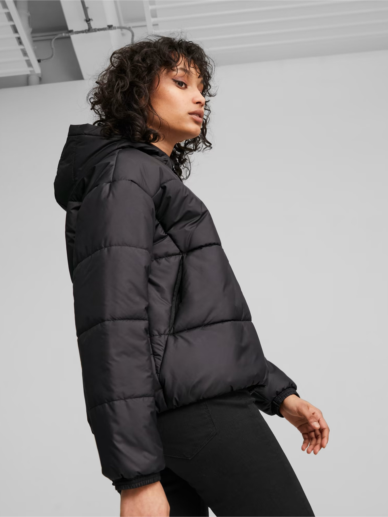 Демісезонна куртка PUMA Classics Padded модель 62169201 Фото