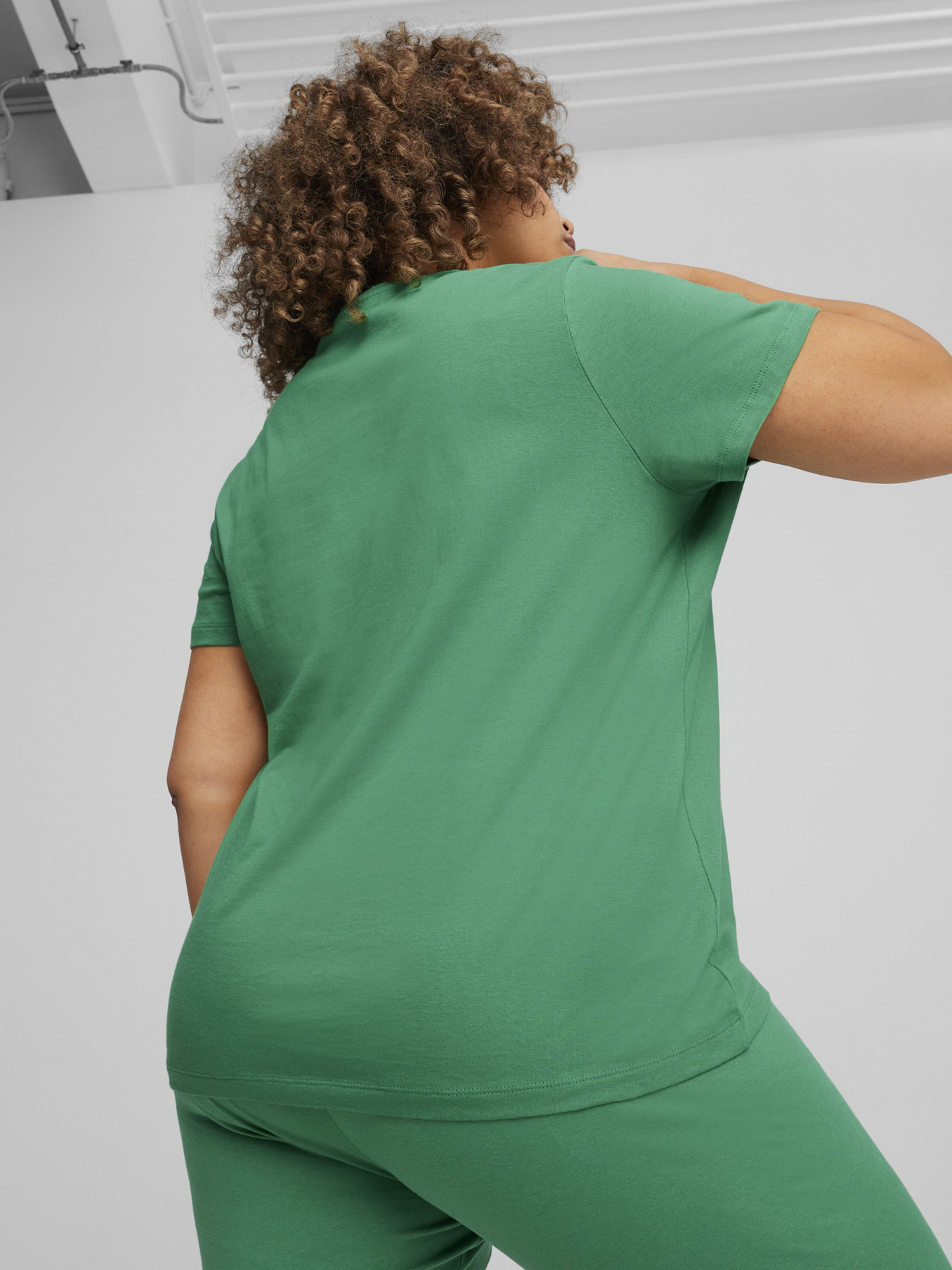 Футболка PUMA ESS+ SCRIPT модель 67931586 Фото