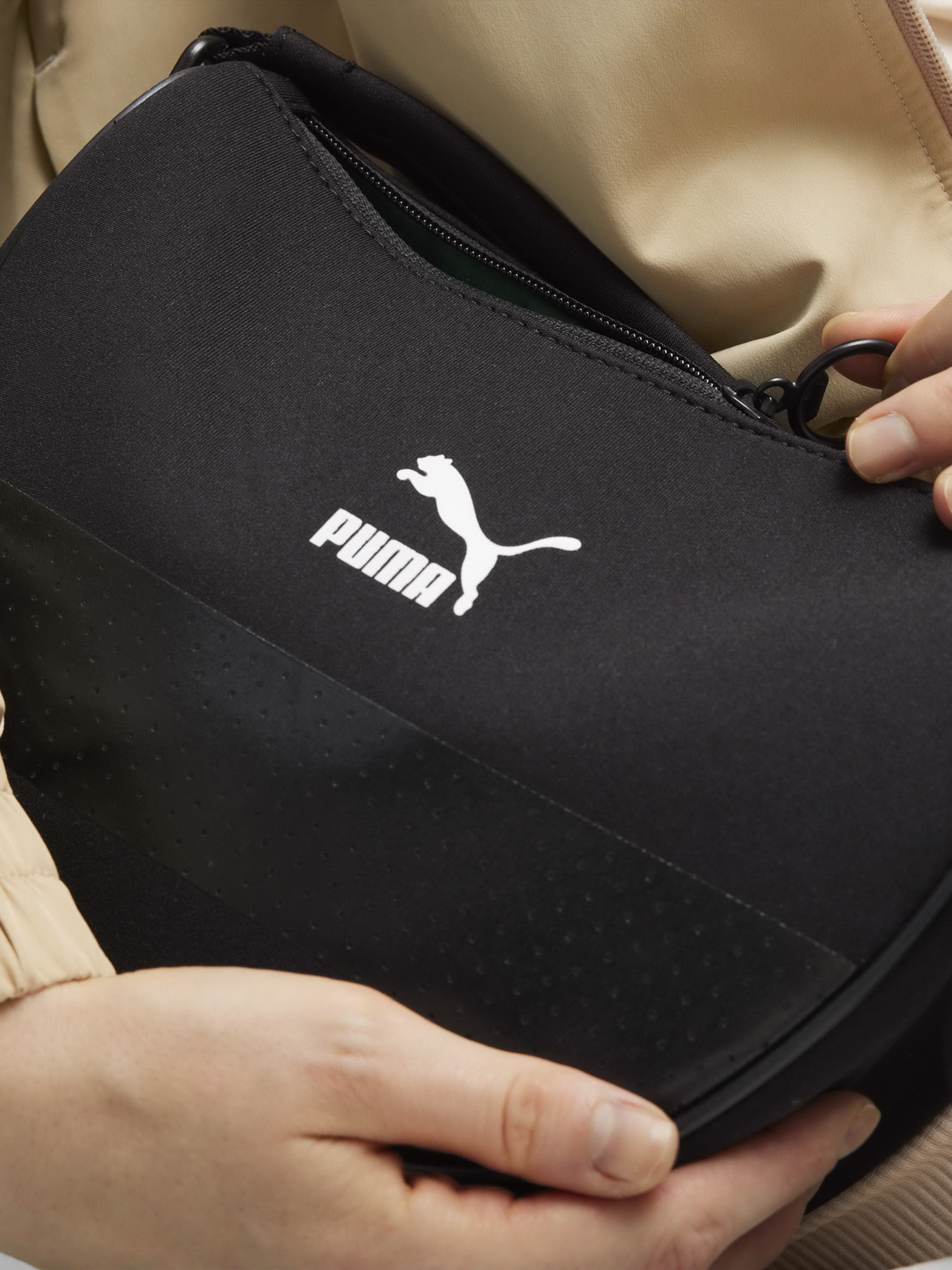 Сумка PUMA CLASSICS SEAS. HALF MOON модель 09038201 Сумка PUMA CLASSICS SEAS. HALF MOON модель 09038201 Фото