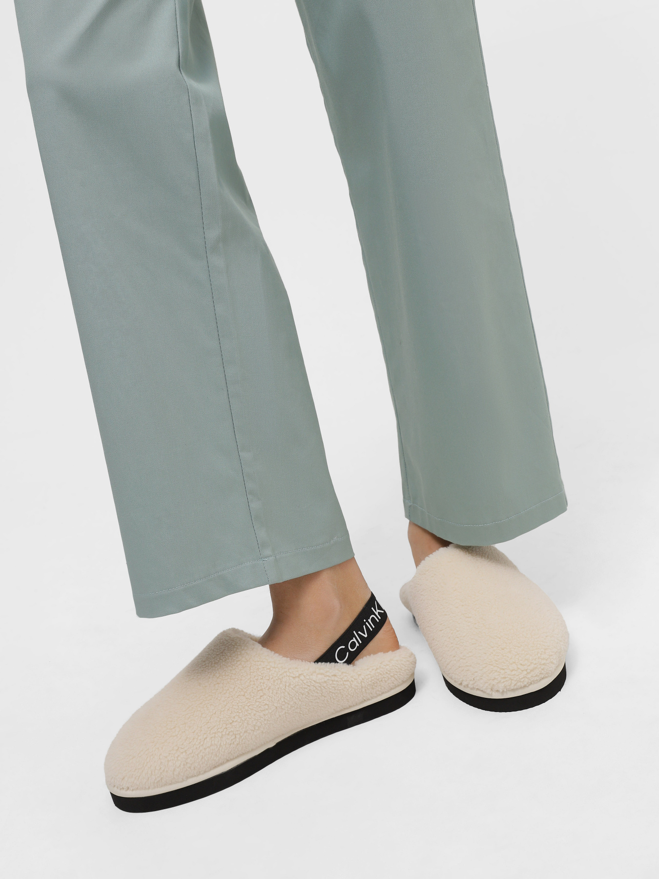 Тапки Calvin Klein Faux Shearling Slippers модель YW0YW01157-0LA Тапки Calvin Klein Faux Shearling Slippers модель YW0YW01157-0LA Фото