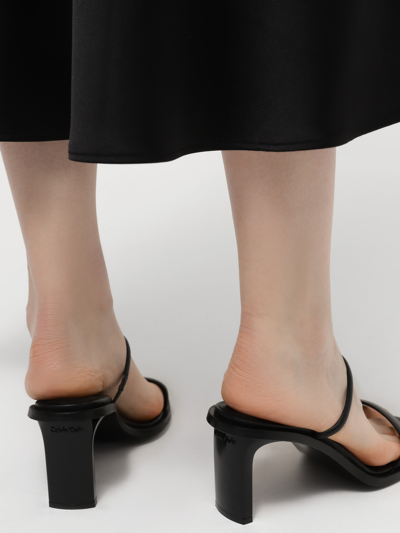 Мюлі Calvin Klein Padded Curved Stil Slide 70 модель HW0HW01992-BEH Фото