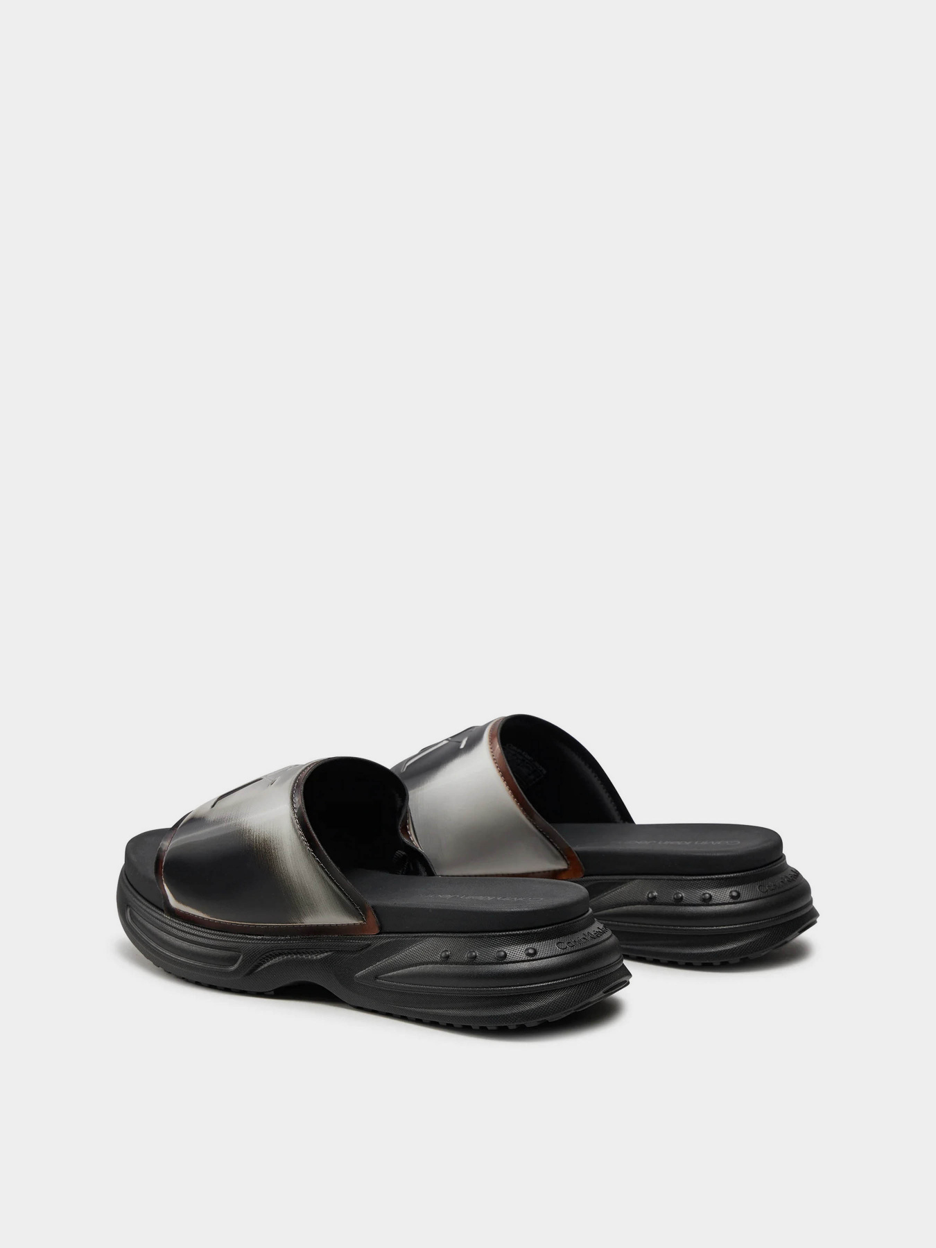 Шлепанцы Calvin Klein Chunky Comf Slide Mg Mr Met модель YW0YW01512-0GN Фото