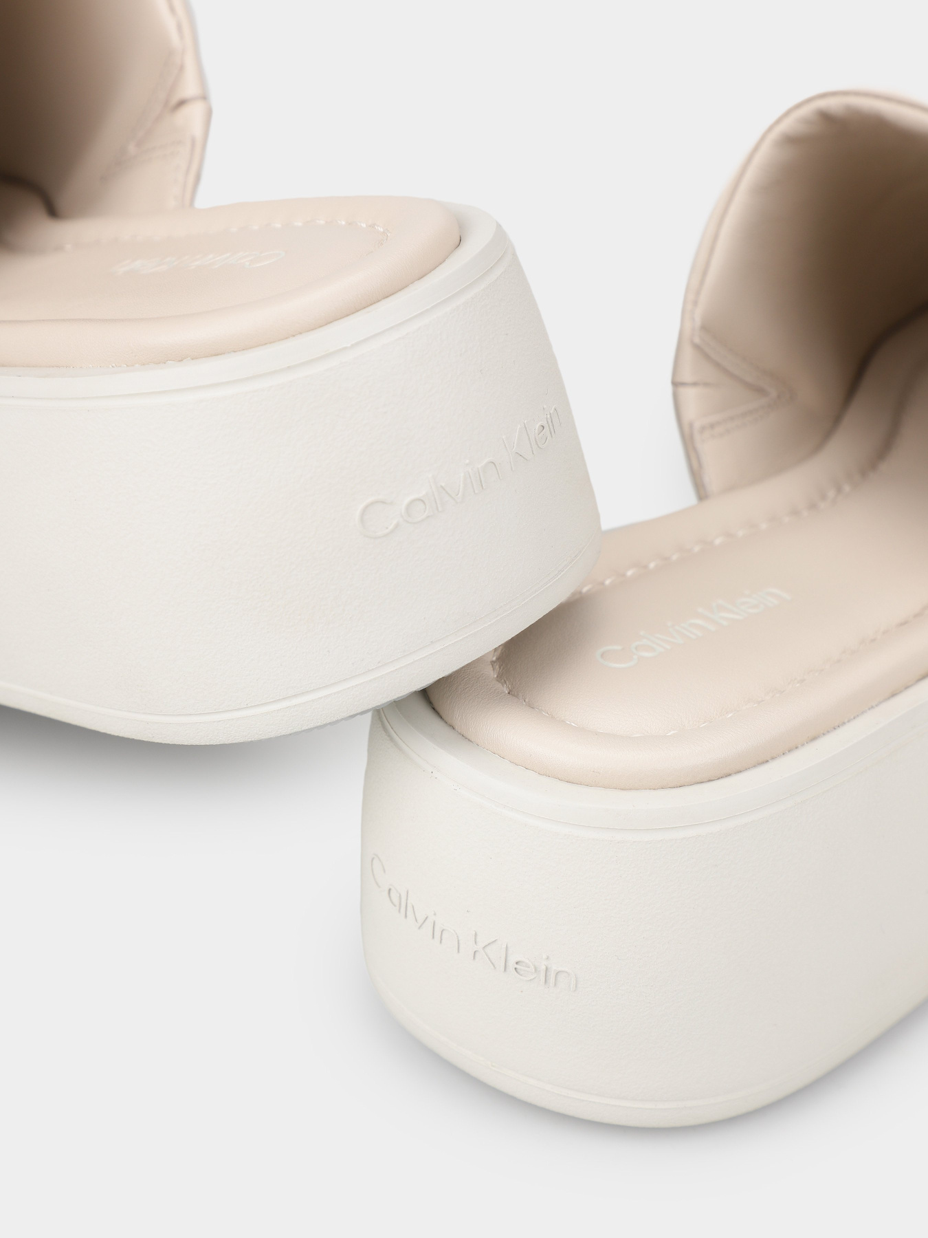 Шльопанці Calvin Klein Flatform Slide Lth модель HW0HW01943-0F8 Фото