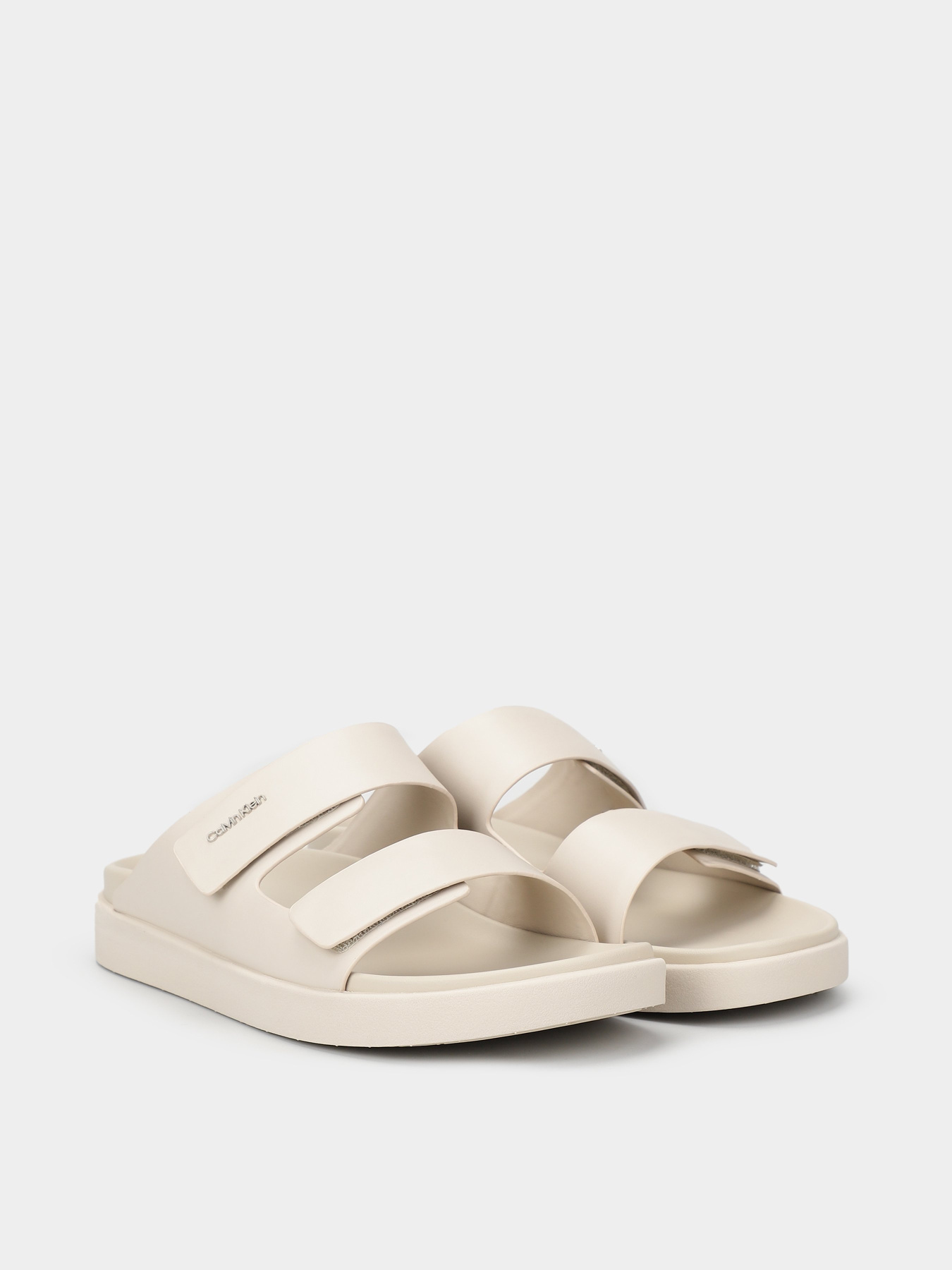 Шльопанці Calvin Klein Flat Adj Slide Calvin Mtl Lth модель HW0HW01954-ACE Шльопанці Calvin Klein Flat Adj Slide Calvin Mtl Lth модель HW0HW01954-ACE Фото