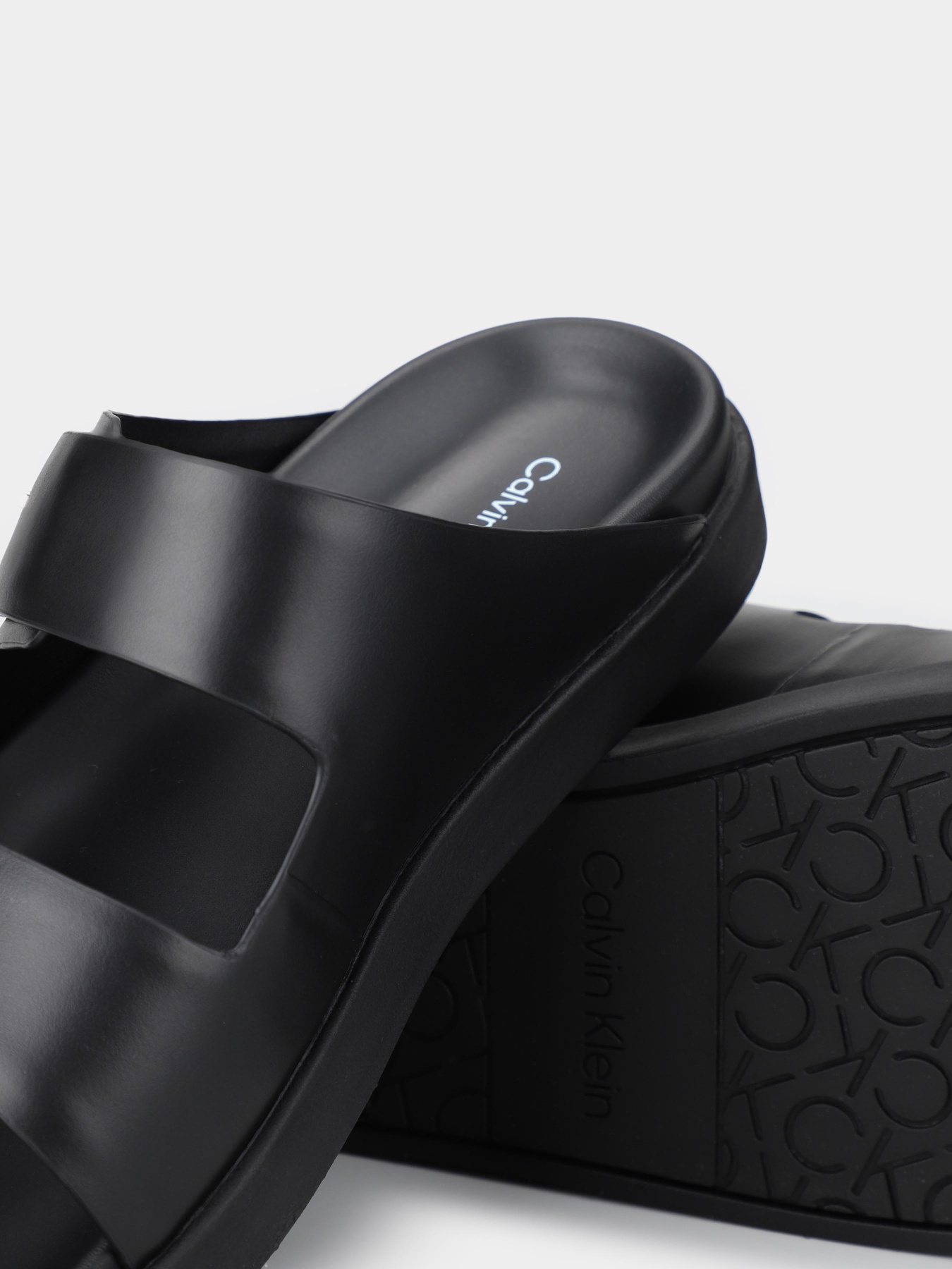 Шлепанцы Calvin Klein Flat Adj Slide Calvin Mtl Lth модель HW0HW01954-BEH Фото