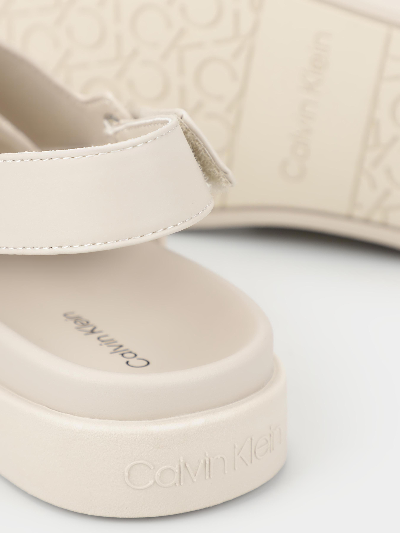 Сандалії Calvin Klein Flat Sandal Calvin Mtl Lth модель HW0HW01984-ACE Фото