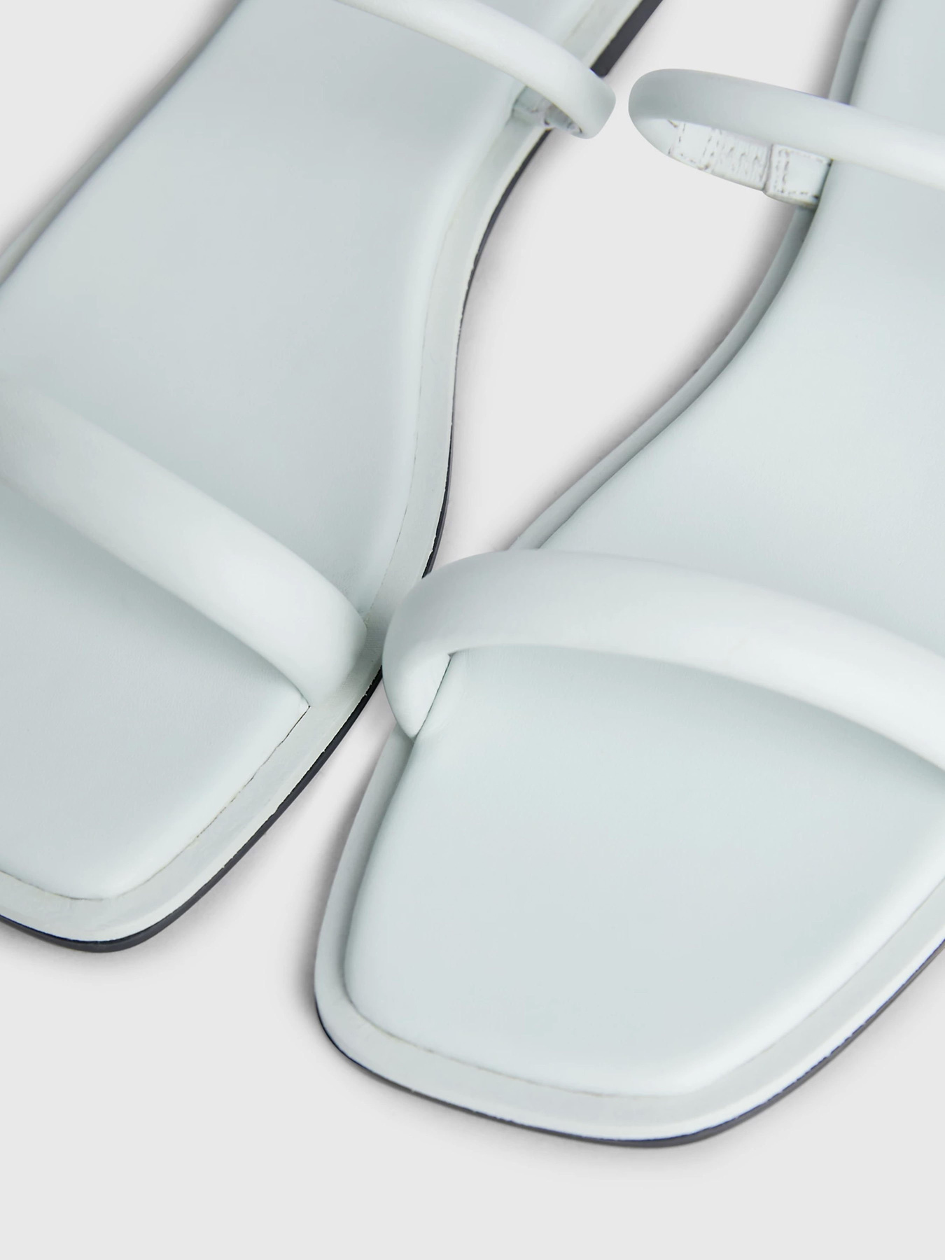 Шльопанці Calvin Klein Flat Slide Lth Модель HW0HW02127-LIA Фото