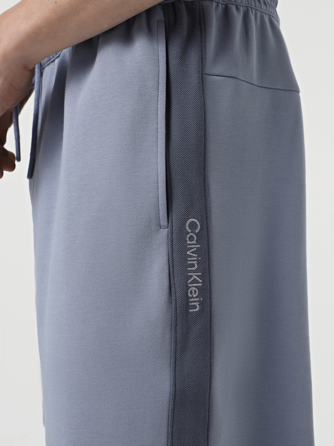 Повсякденні шорти Calvin Klein Jeans модель J30J327246-CKG Фото