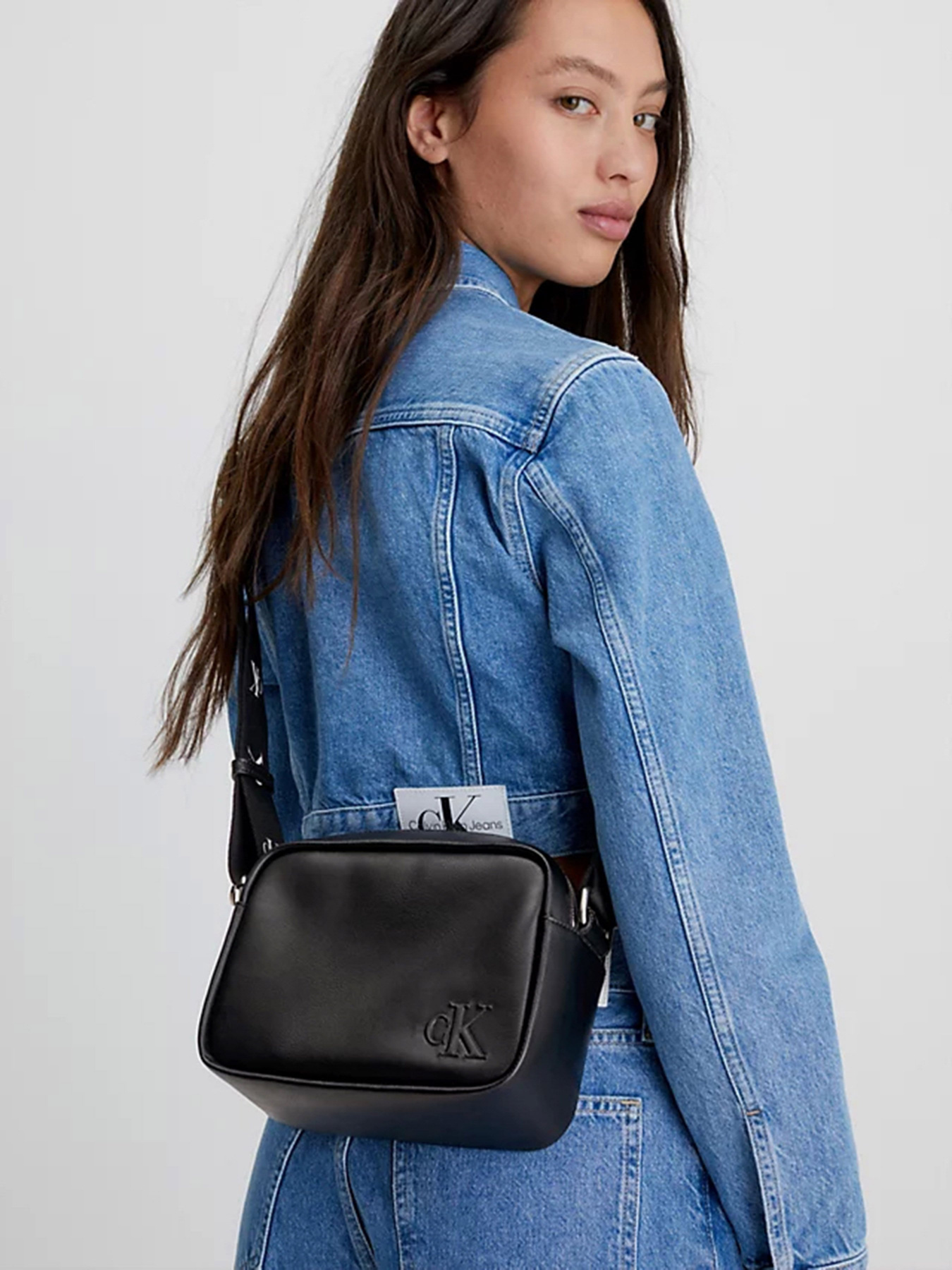 Кросс-боди Calvin Klein Ultralight Dbl Zip Camera Bag21 модель K60K610326-BDS Фото