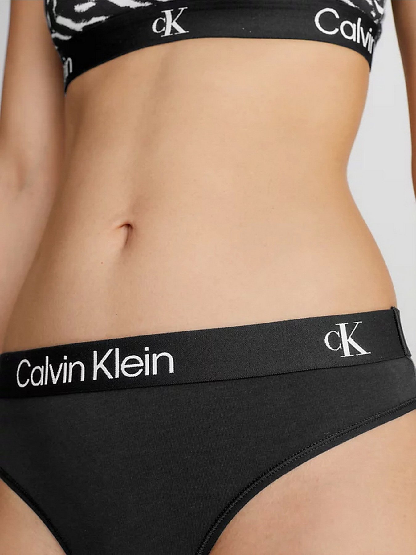 Набор трусов Calvin Klein Underwear Modern Thong модель 000QD3990E-BIK Фото