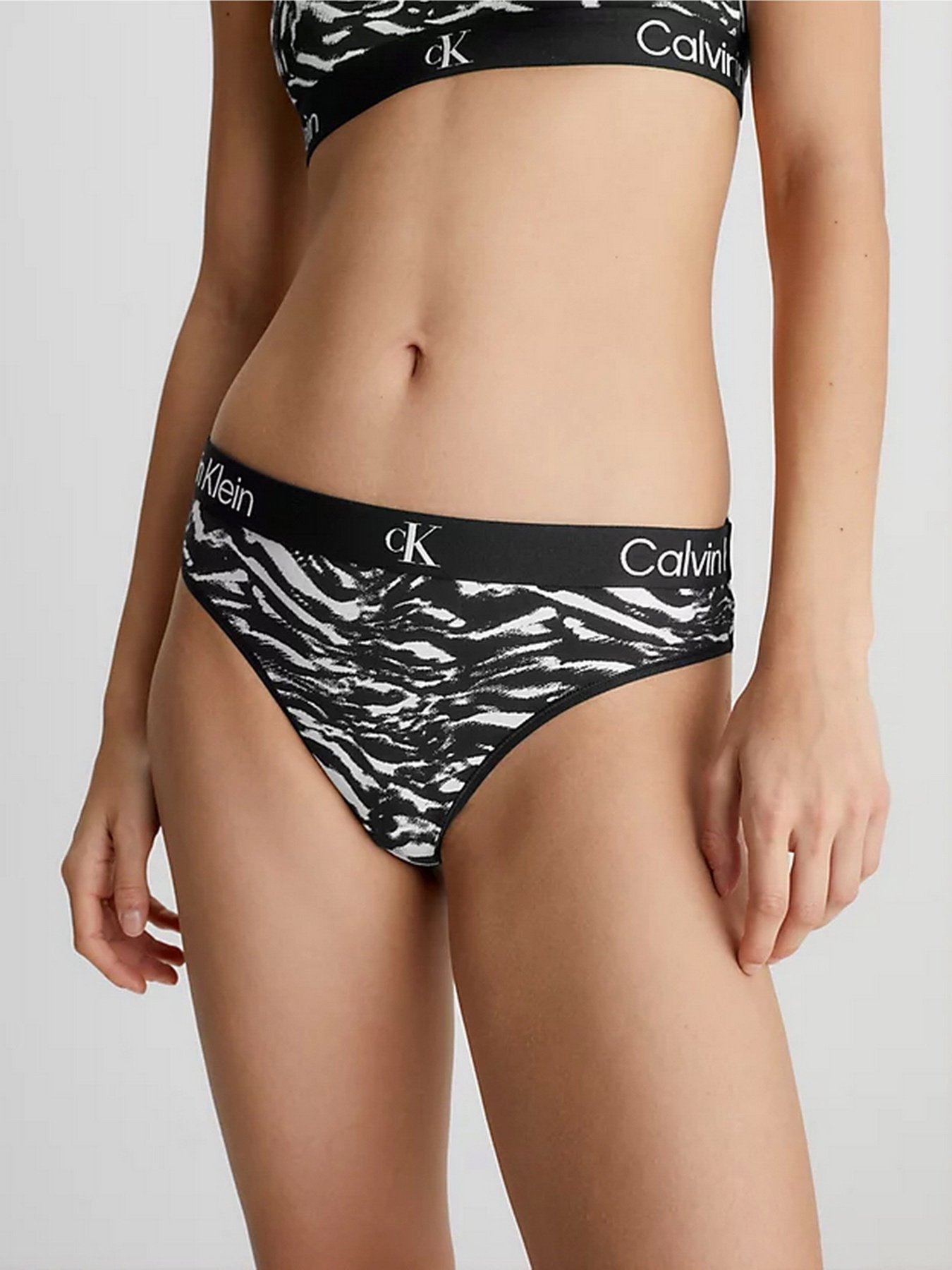 Набор трусов Calvin Klein Underwear Modern Thong модель 000QD3990E-BIK Фото