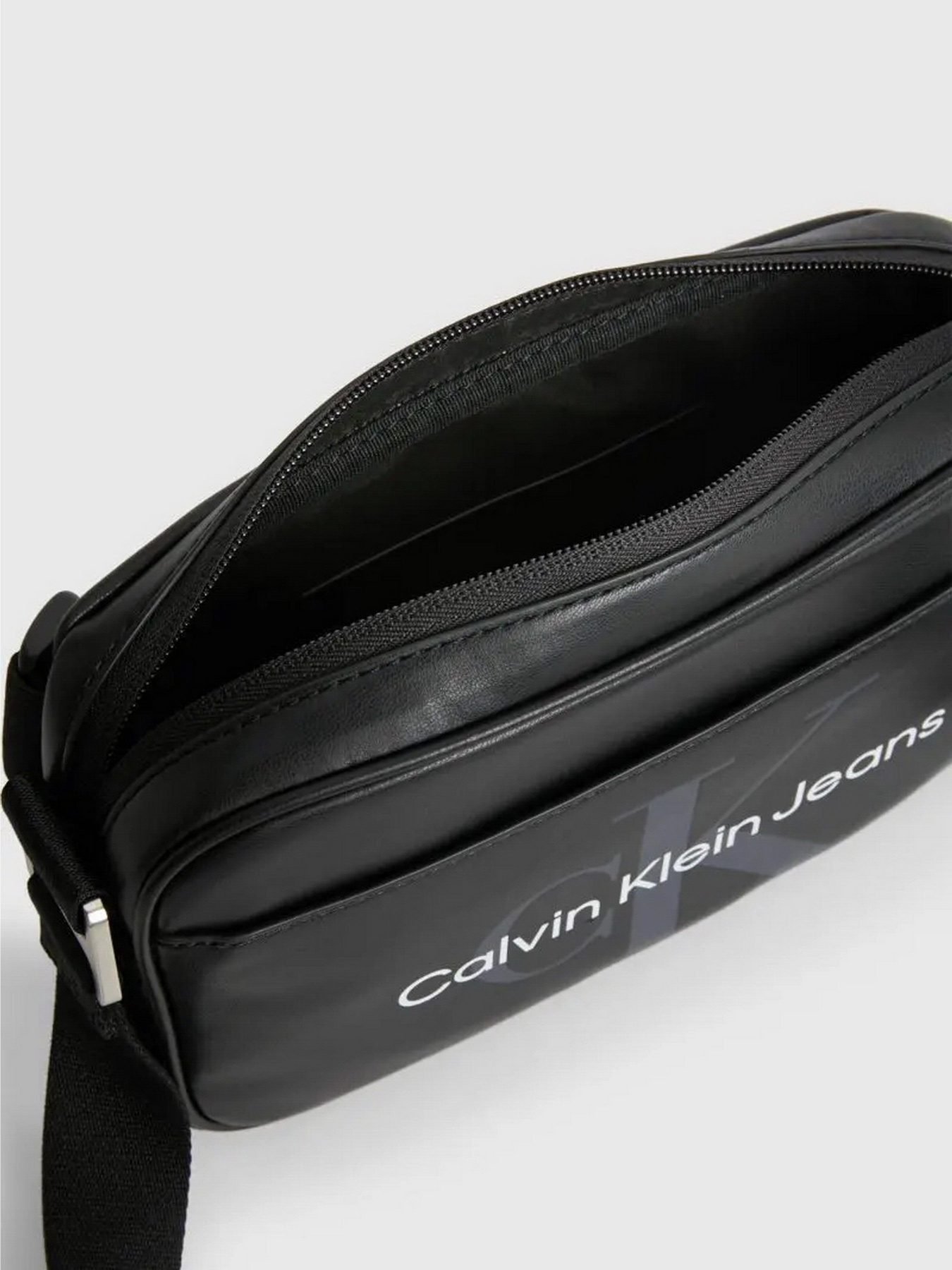 Мессенджер Calvin Klein Monogram Soft Camera Bag22 модель K50K510396-BDS Фото