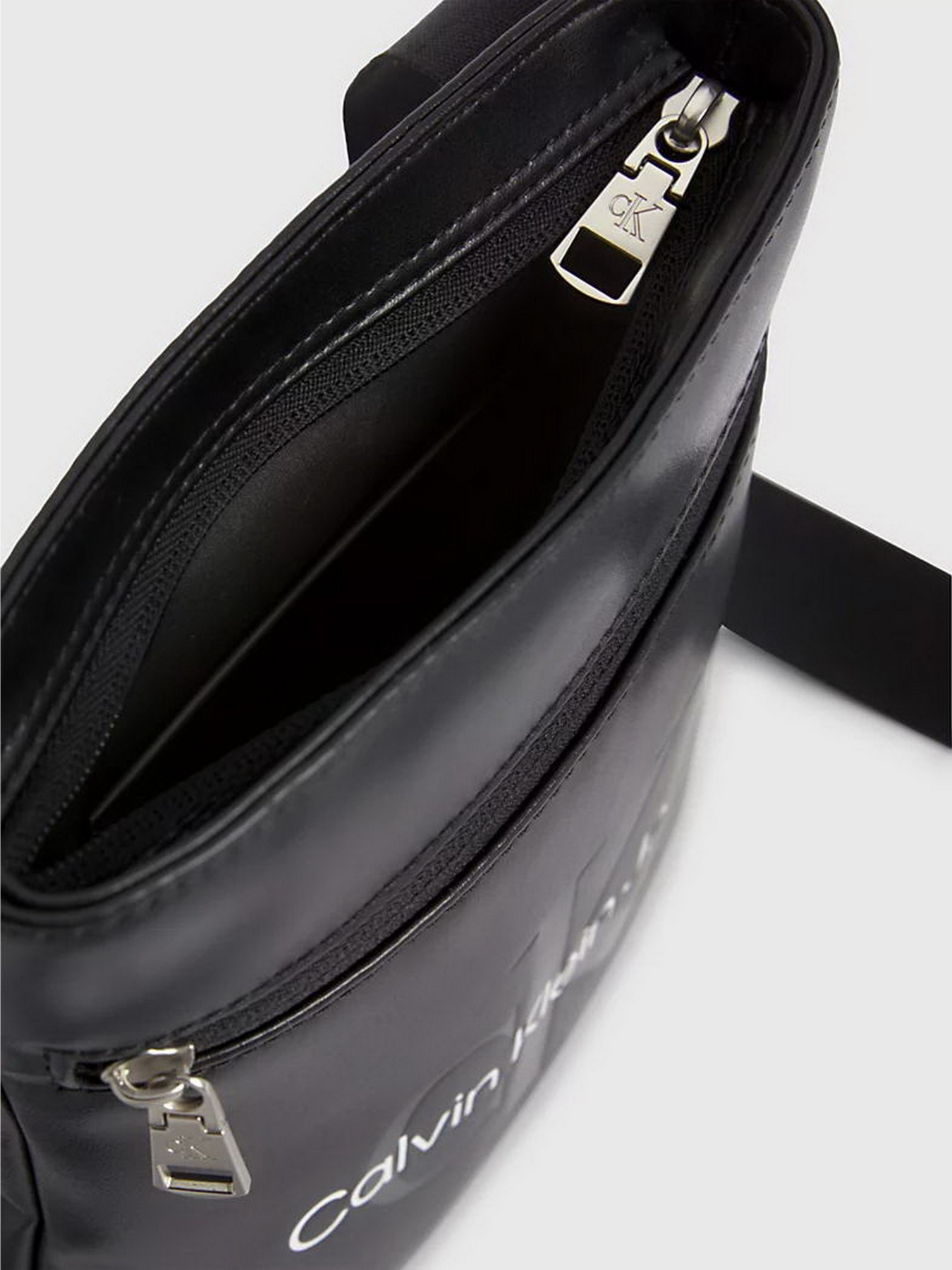 Мессенджер Calvin Klein Monogram Soft Flatpack18 модель K50K511110-BDS Фото