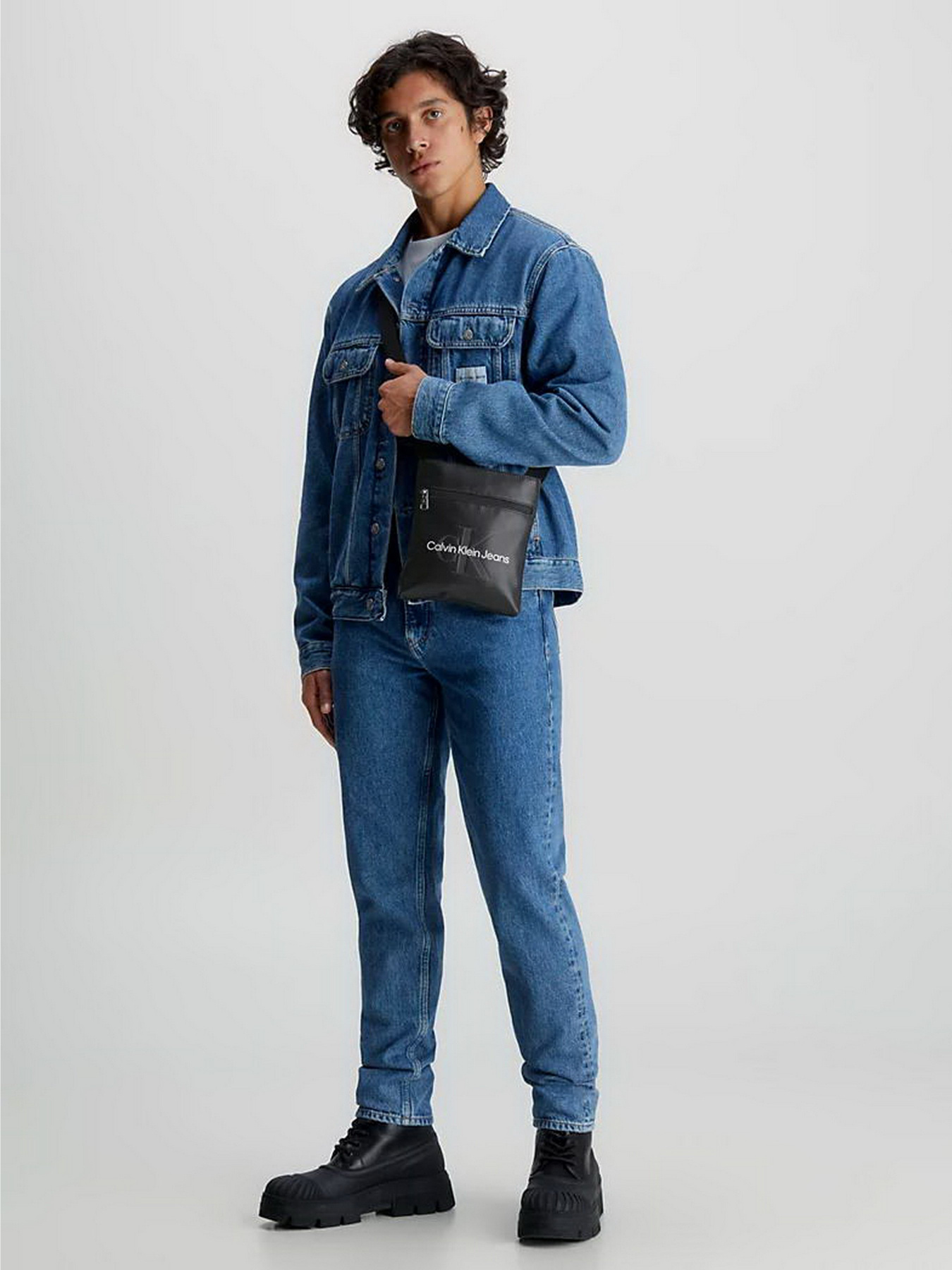 Мессенджер Calvin Klein Monogram Soft Flatpack18 модель K50K511110-BDS Фото