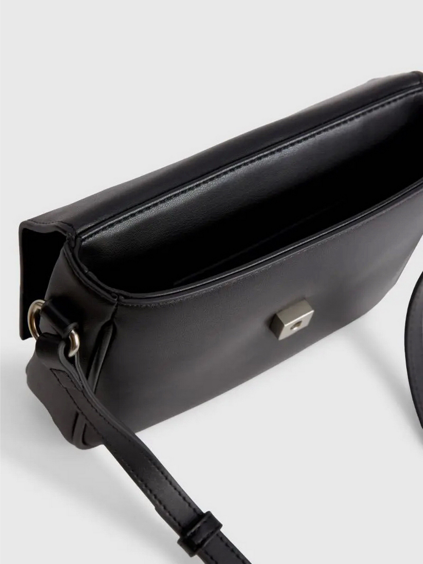 Сумка Calvin Klein Sculpted Boxy Flap Cb20 Mono модель K60K610829-0GJ Сумка Calvin Klein Sculpted Boxy Flap Cb20 Mono модель K60K610829-0GJ Фото