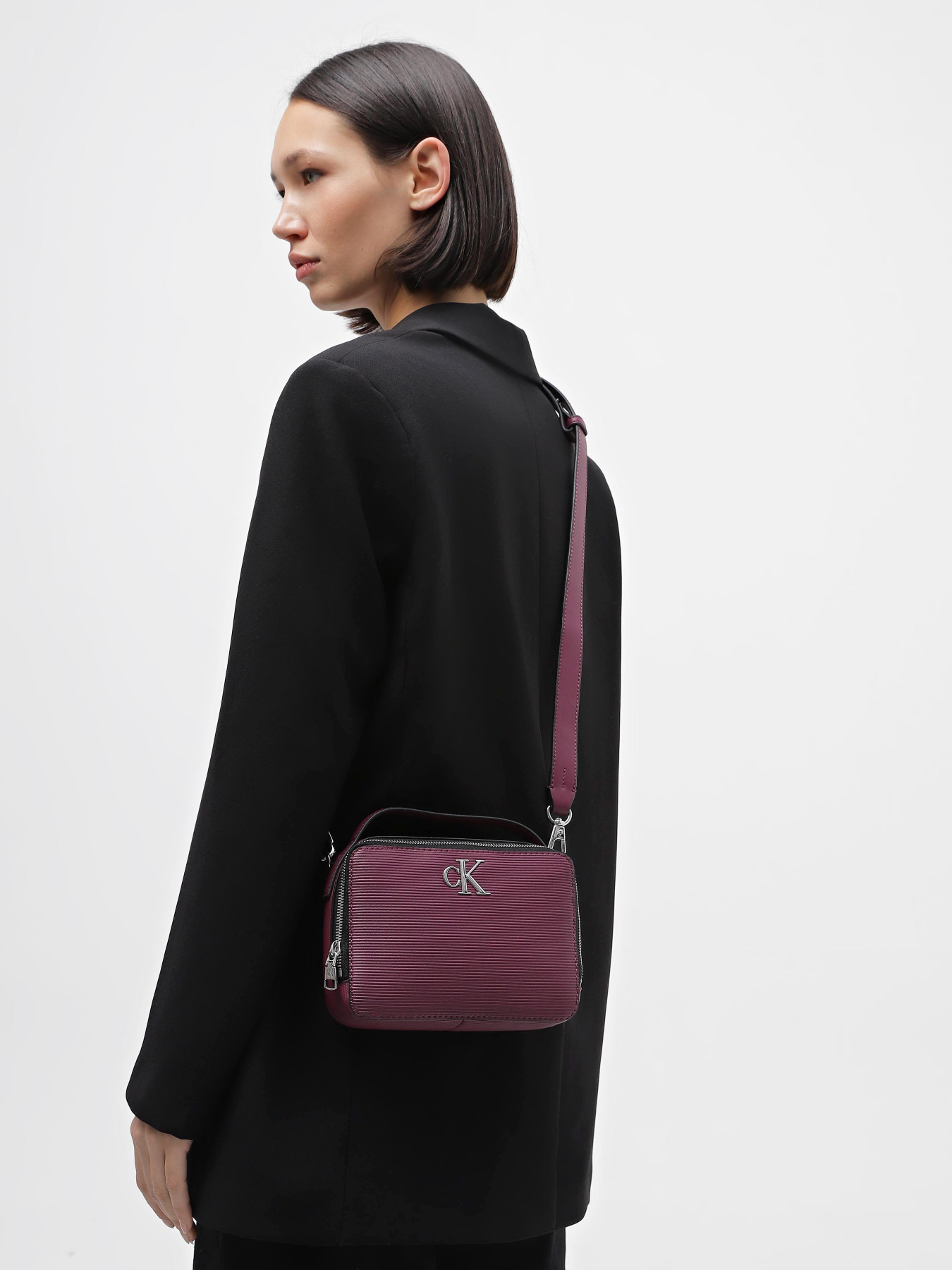 Крос-боді Calvin Klein Minimal Monogram Camera Bag18 модель K60K611222-VAC Фото