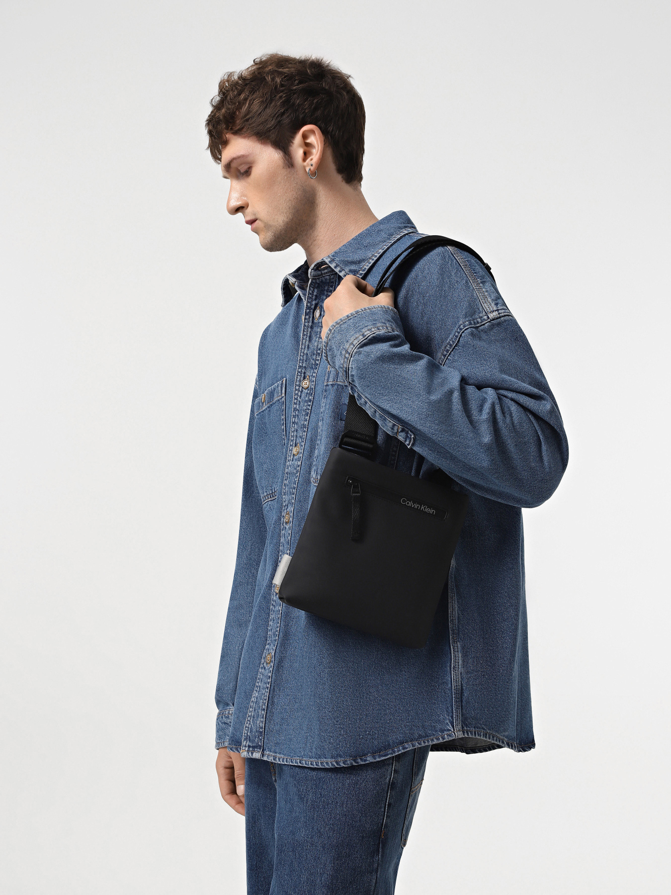 Мессенджер Calvin Klein Rubberized Conv Flatpack S модель K50K510795-BAX Фото