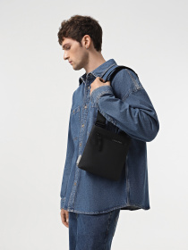 Мессенджер Calvin Klein Rubberized Conv Flatpack S модель K50K510795-BAX Фото