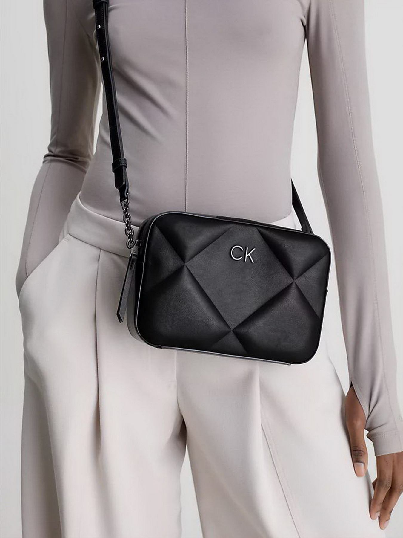 Кросс-боди Calvin Klein Re-Lock Quilt Camera Bag модель K60K610767-BAX Фото