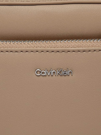 Крос-боді Calvin Klein Ck Must Camera Bag W/Pck модель K60K608410-PFA Фото