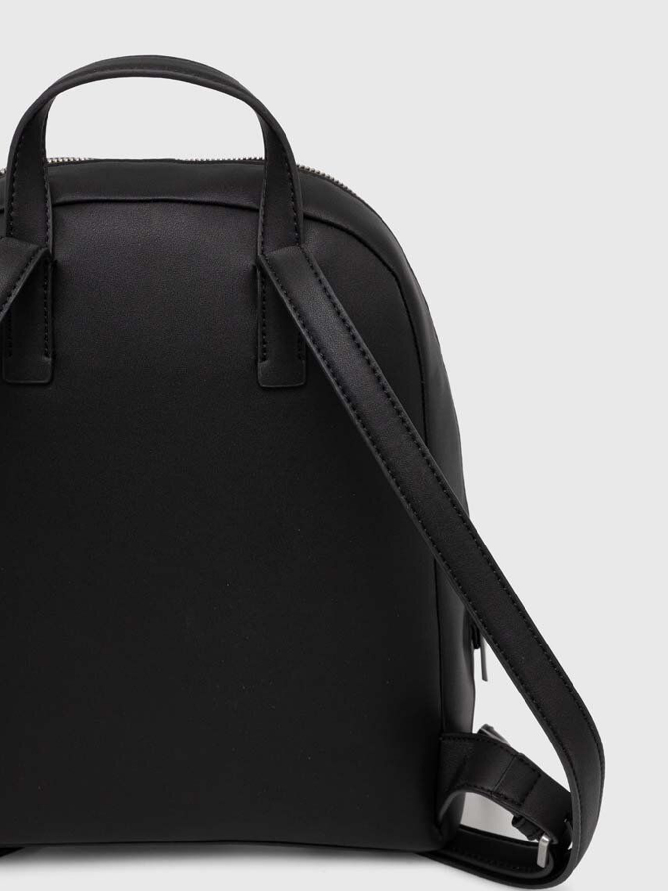 Повседневный рюкзак Calvin Klein Ck Must Dome Backpack модель K60K611363-BEH Повседневный рюкзак Calvin Klein Ck Must Dome Backpack модель K60K611363-BEH Фото
