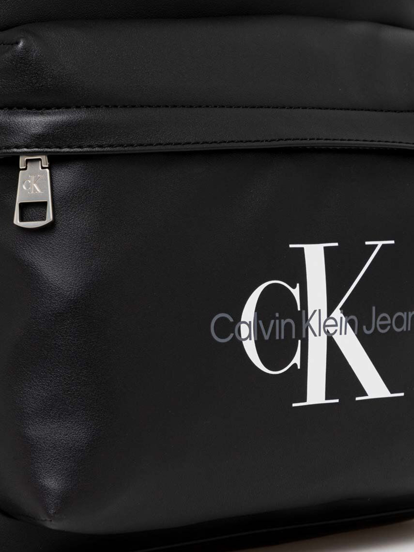 Повседневный рюкзак Calvin Klein Monogram Soft Campus Bp40 модель K50K511522-BEH Повседневный рюкзак Calvin Klein Monogram Soft Campus Bp40 модель K50K511522-BEH Фото