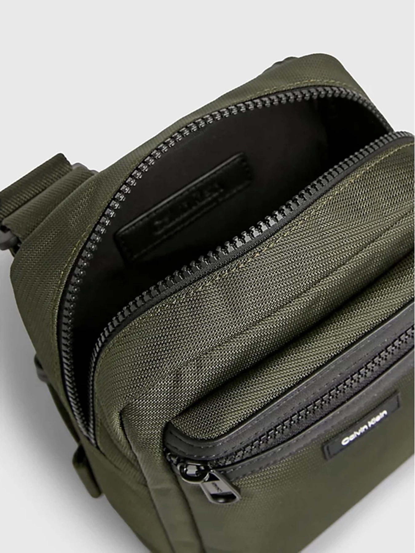 Кросс-боди Calvin Klein Essential модель K50K511639-MRZ Фото