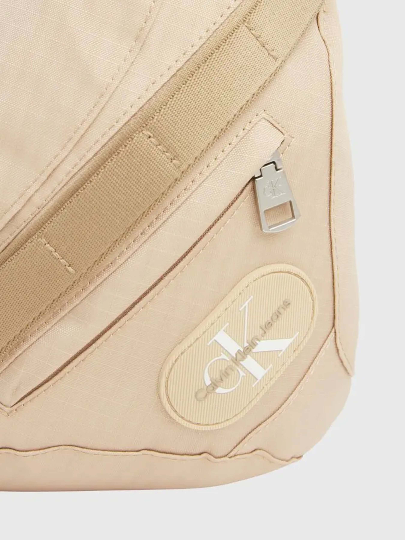 Кросс-боди Calvin Klein Metaforms Rounded Cb Sling38 модель K50K511733-PF2 Кросс-боди Calvin Klein Metaforms Rounded Cb Sling38 модель K50K511733-PF2 Фото