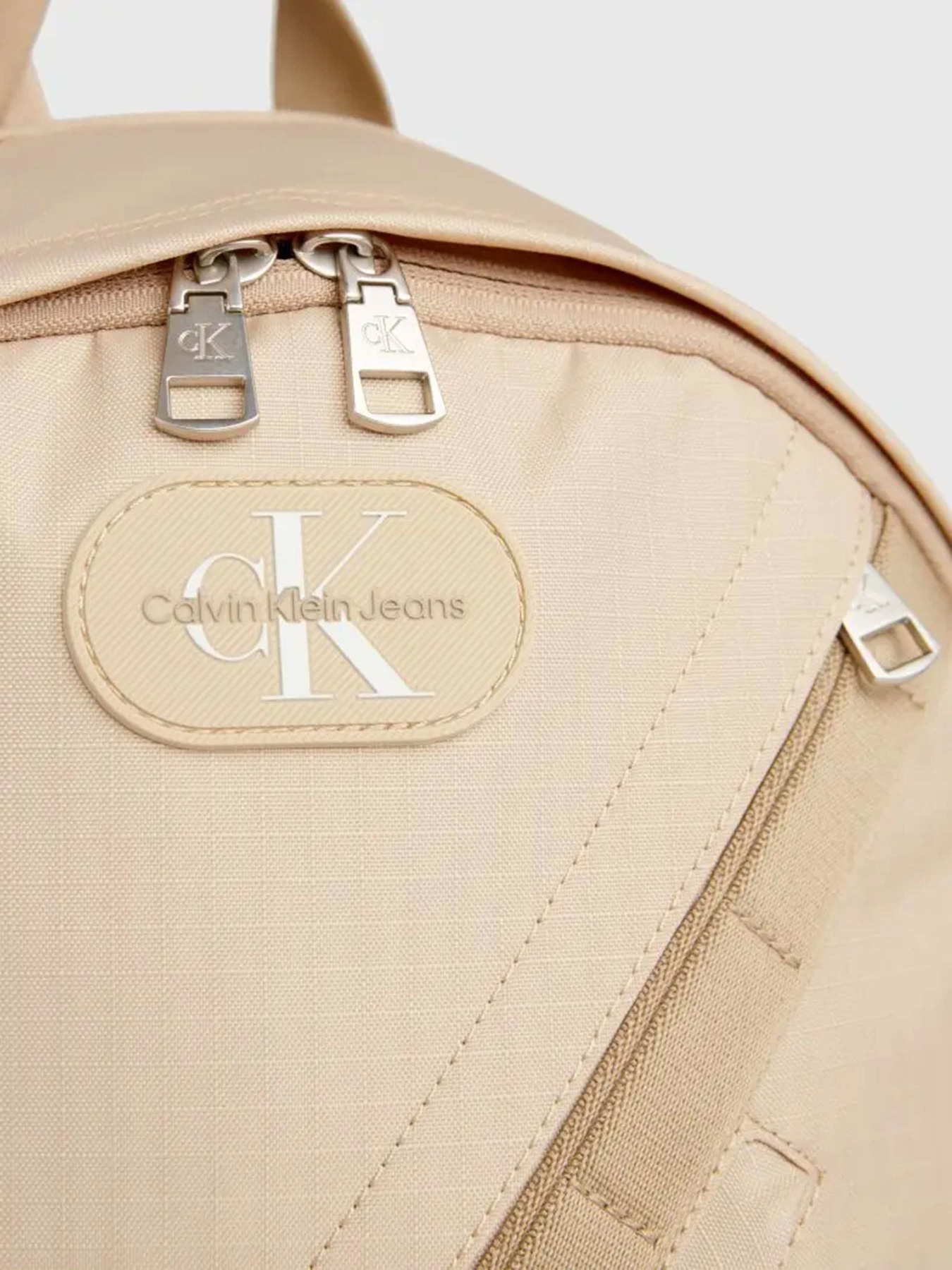 Повседневный рюкзак Calvin Klein Metaforms Rounded Bp44 модель K50K511770-PF2 Повседневный рюкзак Calvin Klein Metaforms Rounded Bp44 модель K50K511770-PF2 Фото