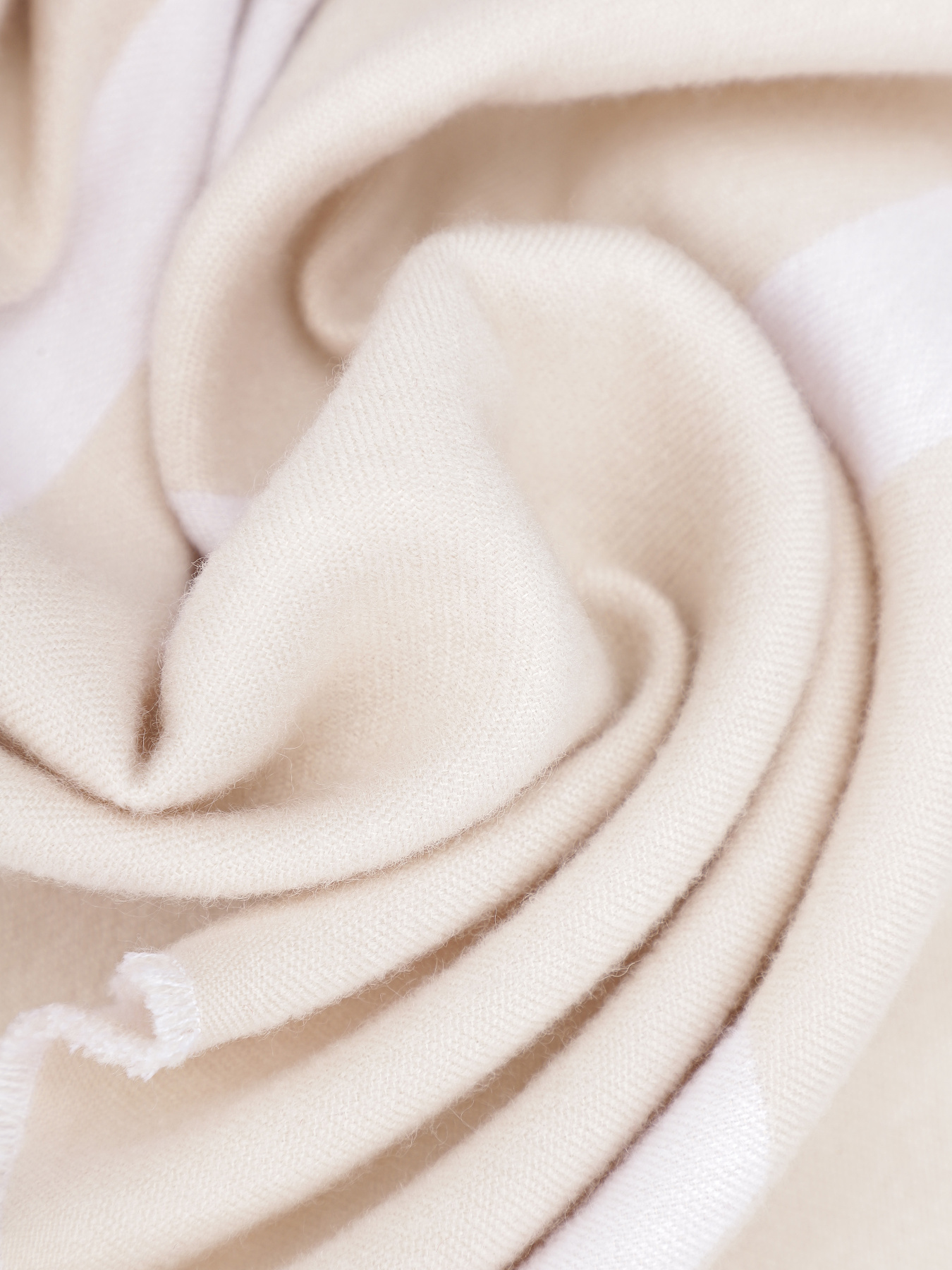 Шарф Calvin Klein Fringes 2-Tones Wool Blend модель K60K612028-PEG Шарф Calvin Klein Fringes 2-Tones Wool Blend модель K60K612028-PEG Фото