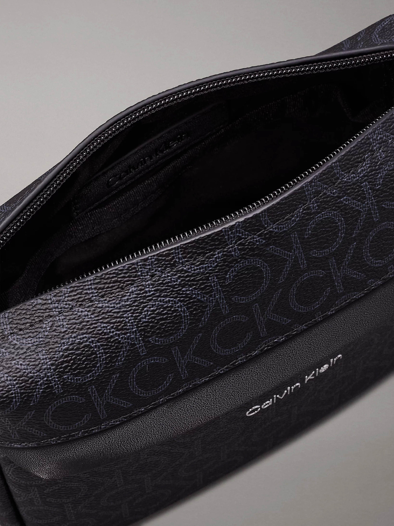 Мессенджер Calvin Klein Must модель K50K512198-0GJ Фото