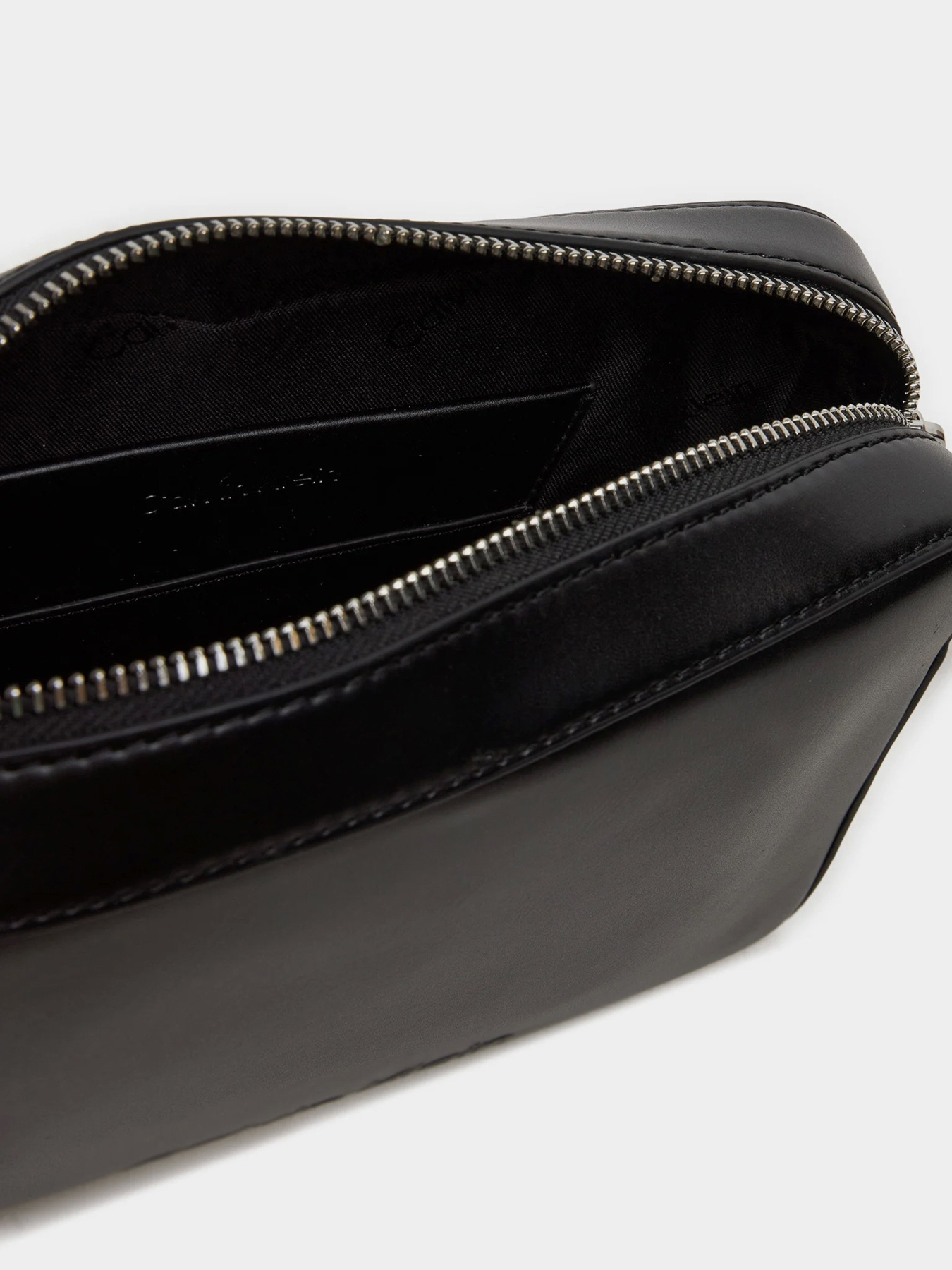 Кросс-боди Calvin Klein Embossed Logo Camera модель K60K612555-BEH Фото