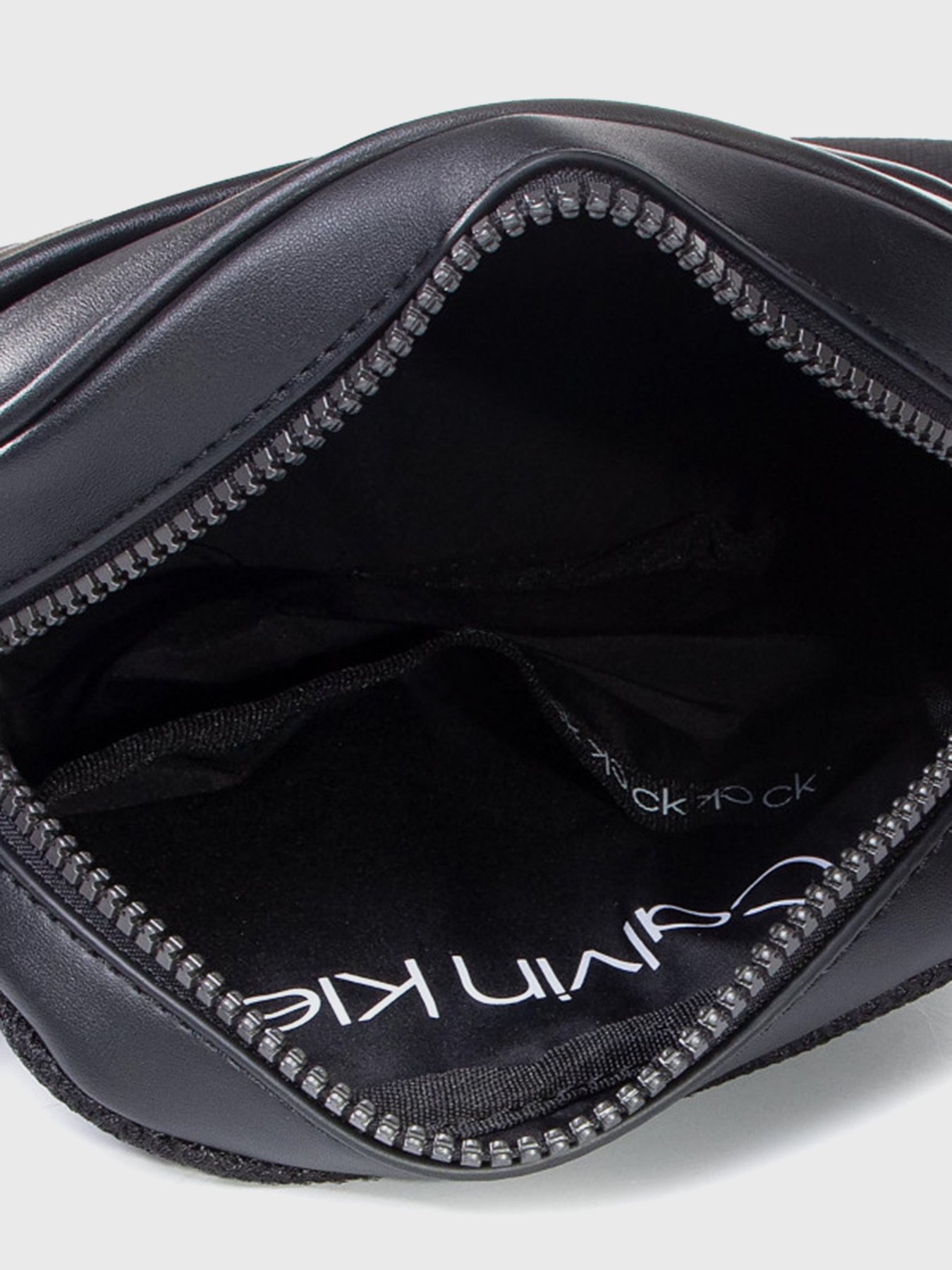 Мессенджер Calvin Klein модель K50K505676_BAX0 Фото