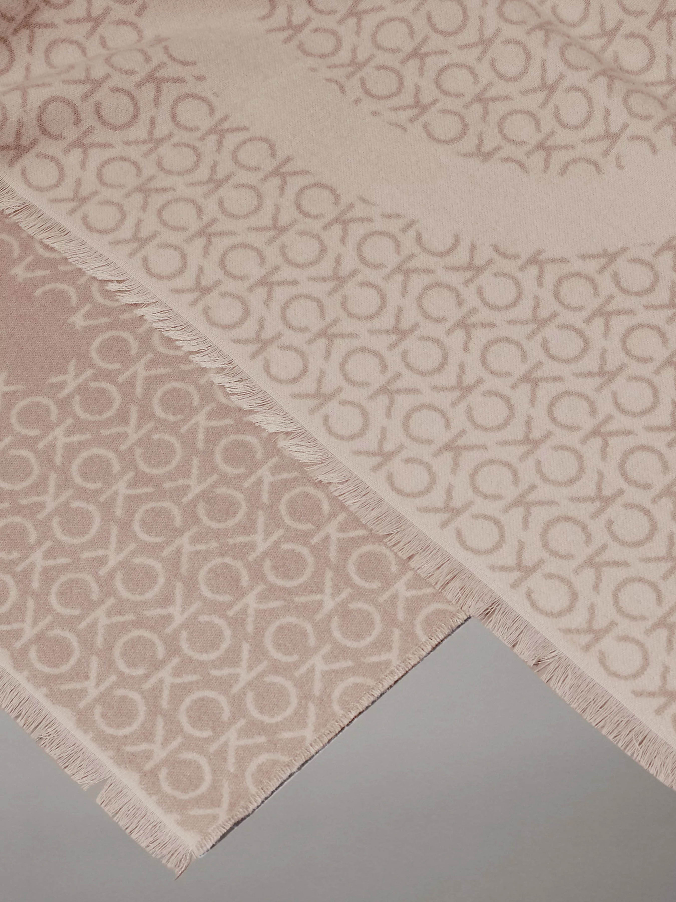 Шарф Calvin Klein Fringes Two-tone Mono Mw модель K60K612611-PA0 Фото