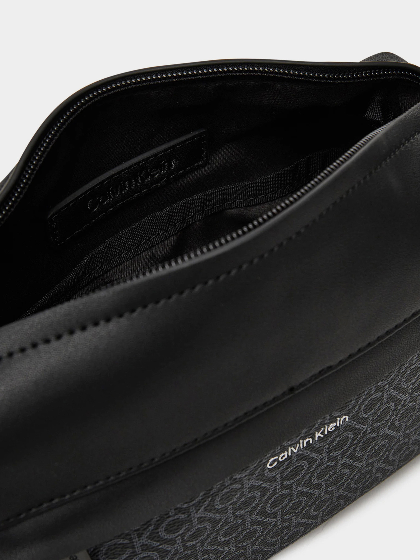 Мессенджер Calvin Klein модель LV04D3088G-UB1 Фото