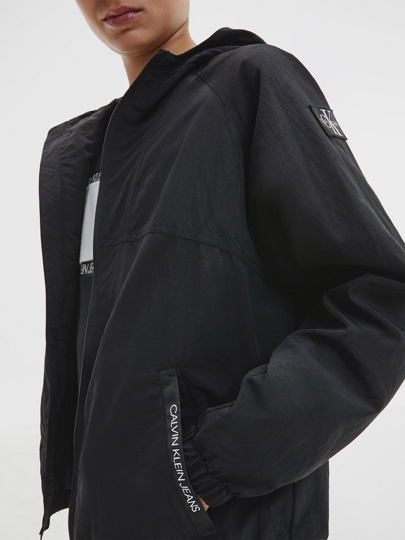 Ветровка Calvin Klein Monogram Badge модель IB0IB00856-BEH Фото