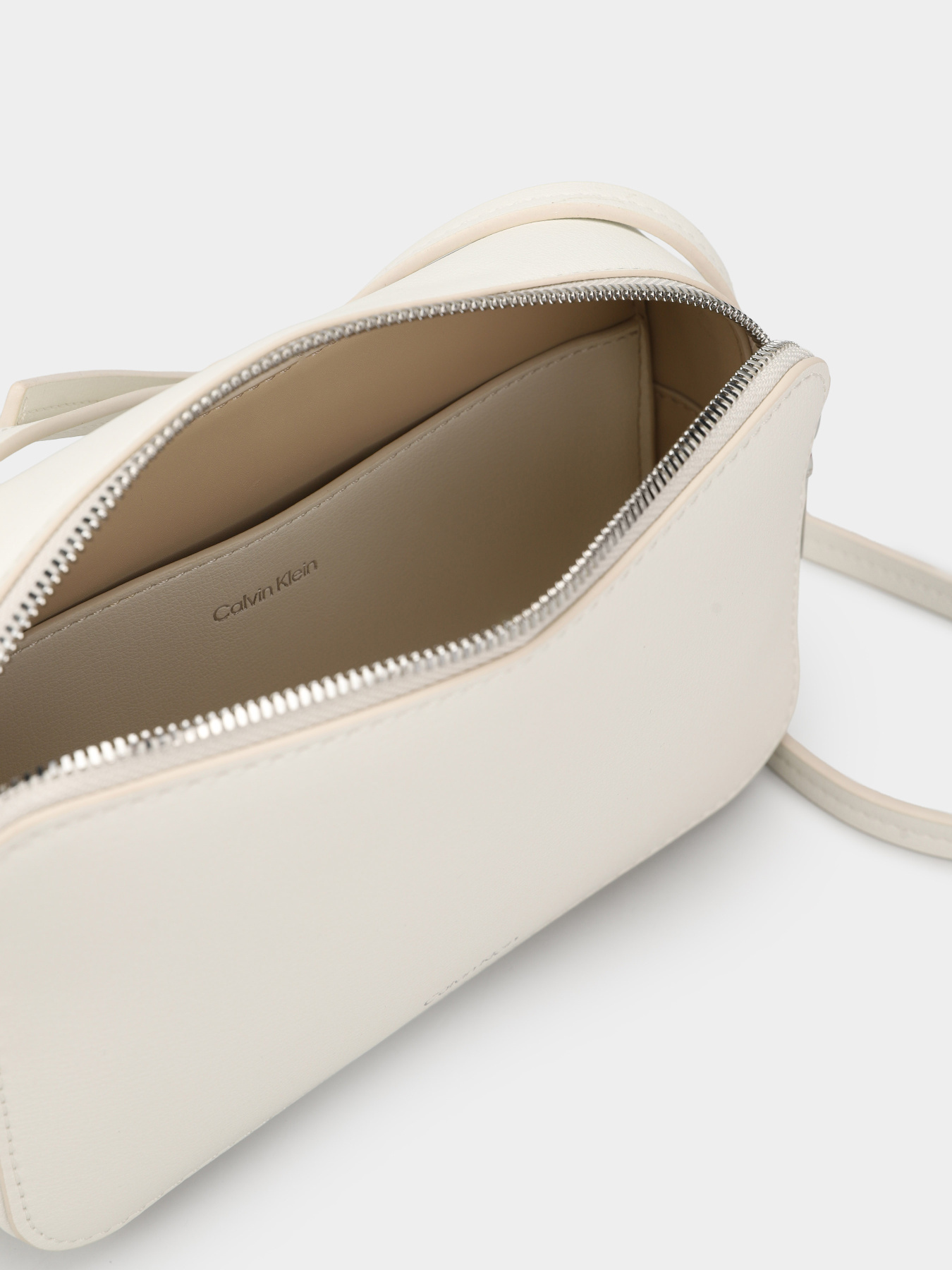 Кросс-боди Calvin Klein FOIL LOGO ELONGATED CAMERA BAG модель LV04F3276G-FUP Кросс-боди Calvin Klein FOIL LOGO ELONGATED CAMERA BAG модель LV04F3276G-FUP Фото