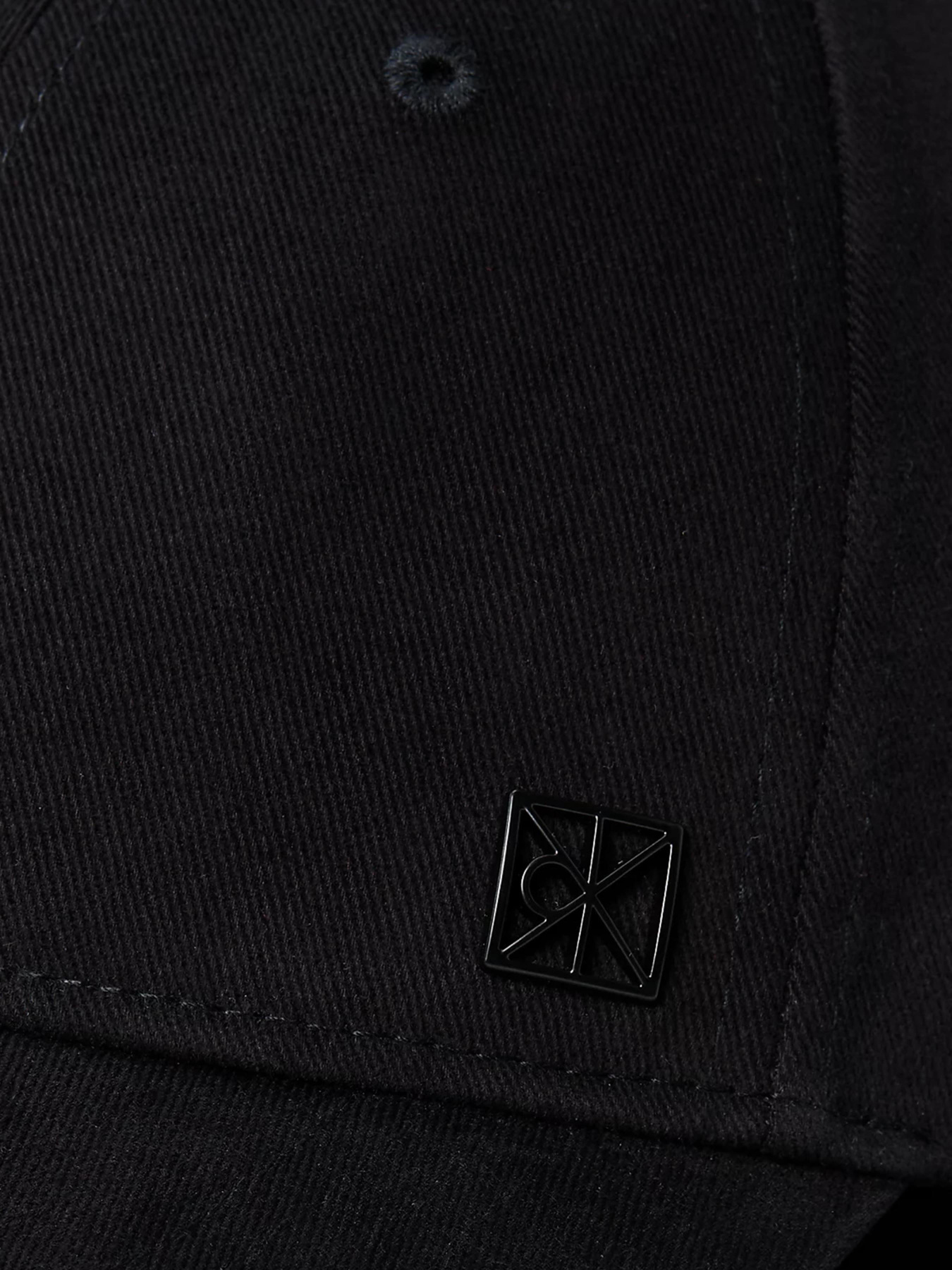 Кепка Calvin Klein EMBLEM HARDWARE BASEBALL CAP модель LV04F5059G-UB1 Кепка Calvin Klein EMBLEM HARDWARE BASEBALL CAP модель LV04F5059G-UB1 Фото