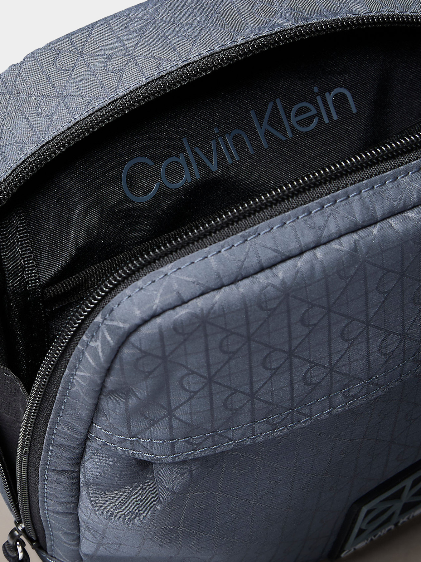 Сумки Calvin Klein UTILITY EMBLEM REPORTER модель LV04D3303G-CKP Сумки Calvin Klein UTILITY EMBLEM REPORTER модель LV04D3303G-CKP Фото