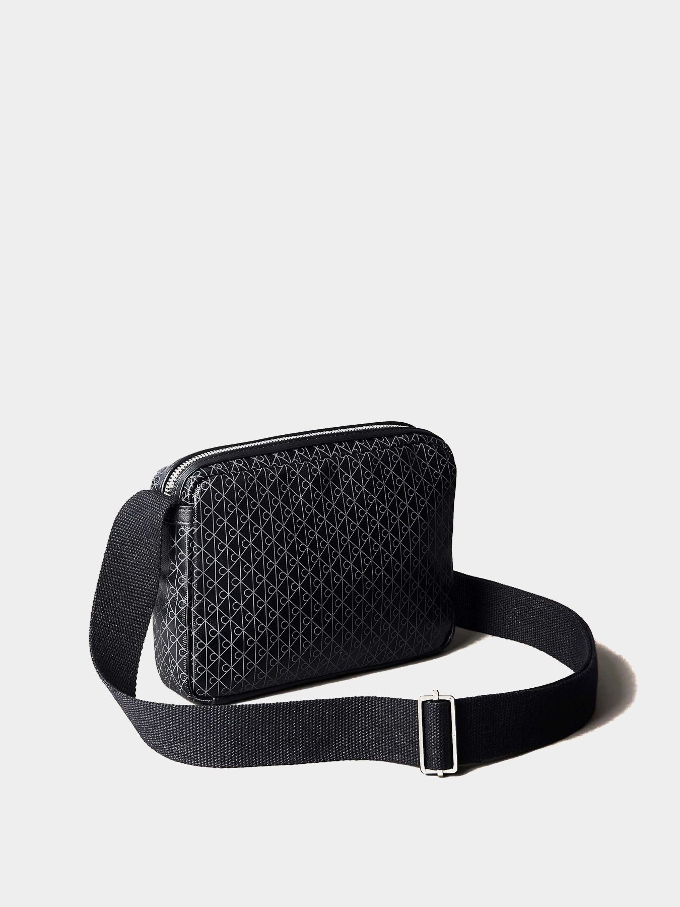 Сумки Calvin Klein EMBLEM AOP COATED CAMERA BAG модель LV04D3314G-UB1 Фото