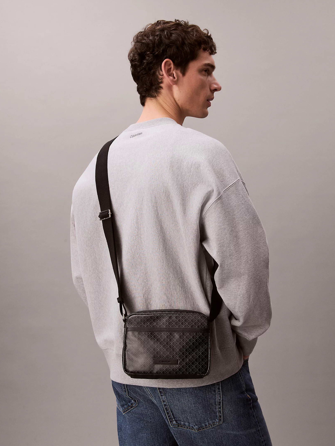 Сумки Calvin Klein EMBLEM AOP COATED CAMERA BAG модель LV04D3314G-UB1 Фото
