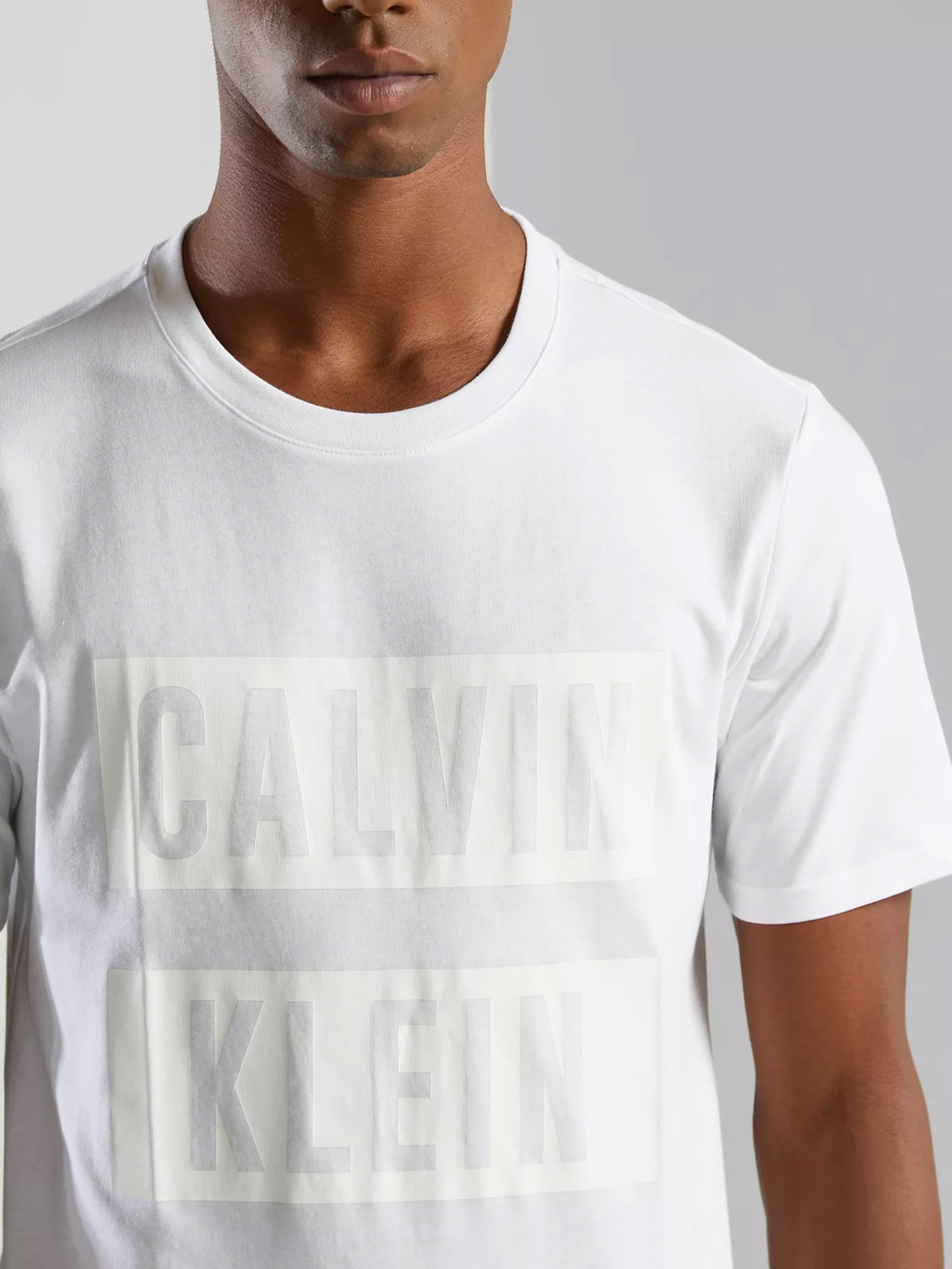 Футболки и поло Calvin Klein модель 00GMS1K140-100 Футболки и поло Calvin Klein модель 00GMS1K140-100 Фото