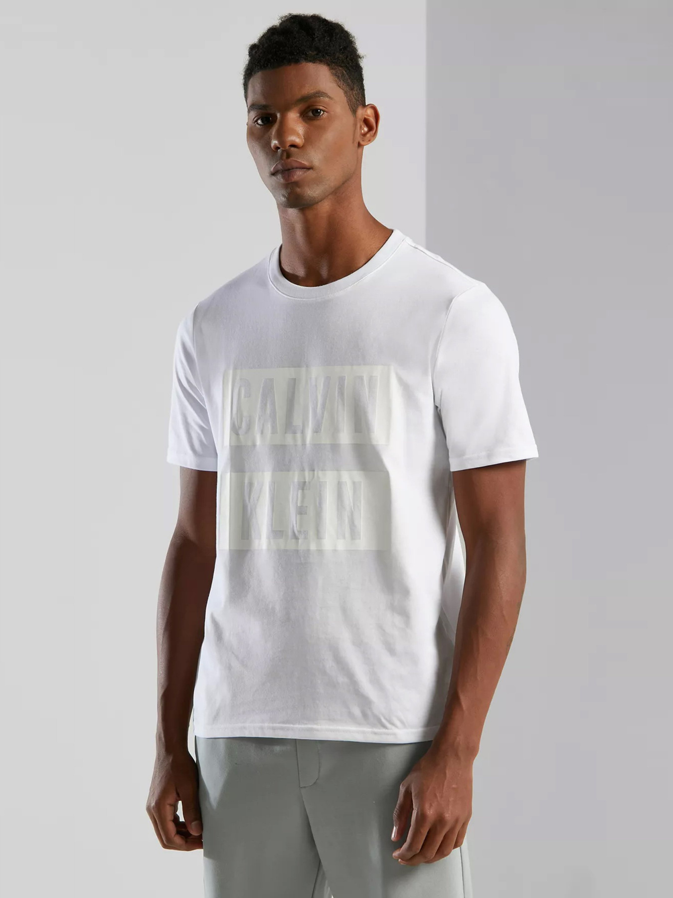 Футболки и поло Calvin Klein модель 00GMS1K140-100 Футболки и поло Calvin Klein модель 00GMS1K140-100 Фото