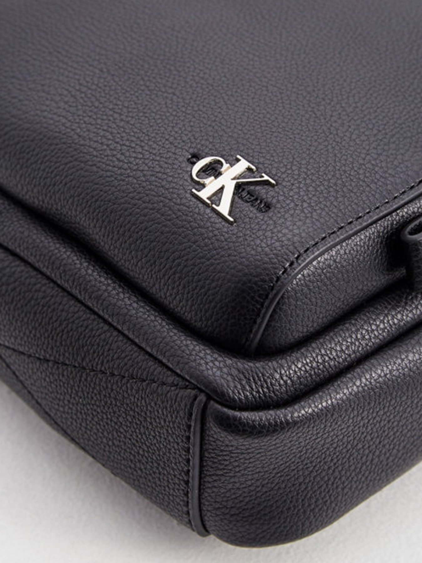 Мессенджер Calvin Klein модель K50K506384_BDS0 Фото