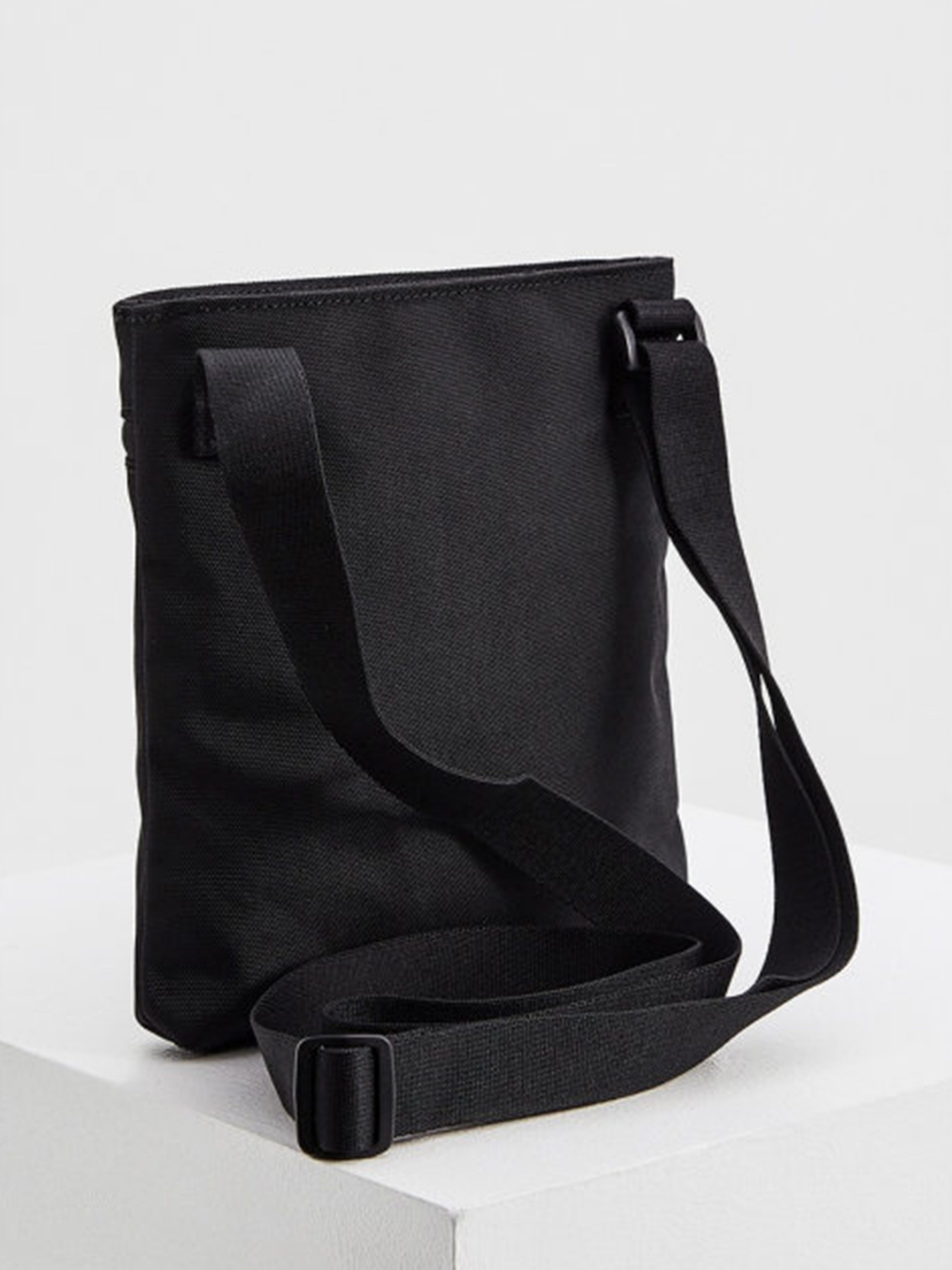 Мессенджер Calvin Klein модель K50K506470_BDS0 Фото